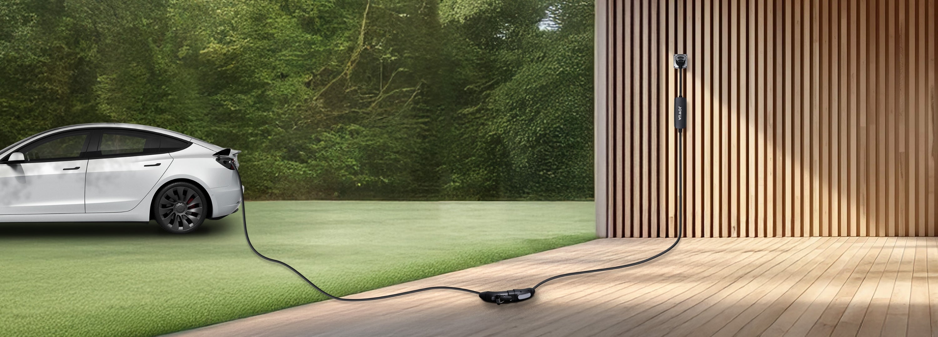 一輛白色電動車停在草地上,透過一條長長的黑色電纜連接至林地旁的現代化木造建築進行充電。.