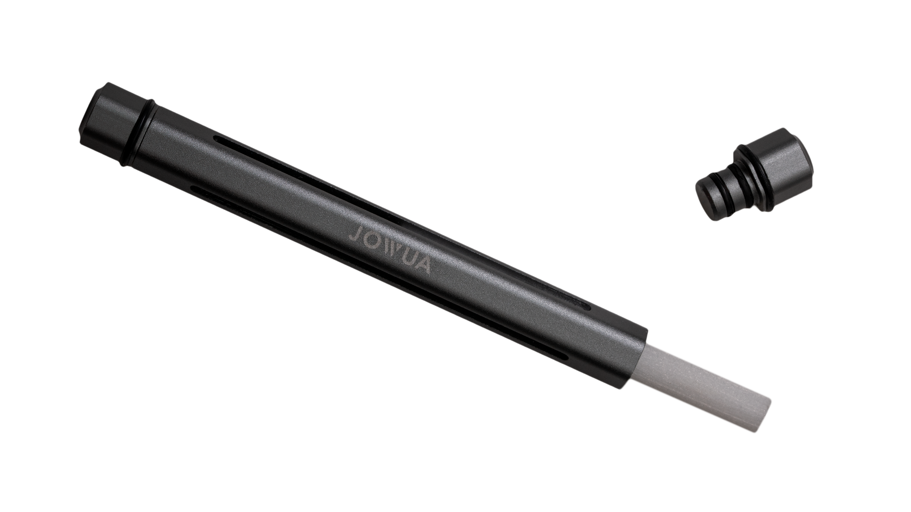 JOWUA Taiwan 出品的黑色圓柱型金屬通用型車用香氛,可拆卸的蓋子顯示出內裡的白色濾網。蓋子可拆下並置於靠近開口的一端,隨時可與植物性精油搭配使用。.