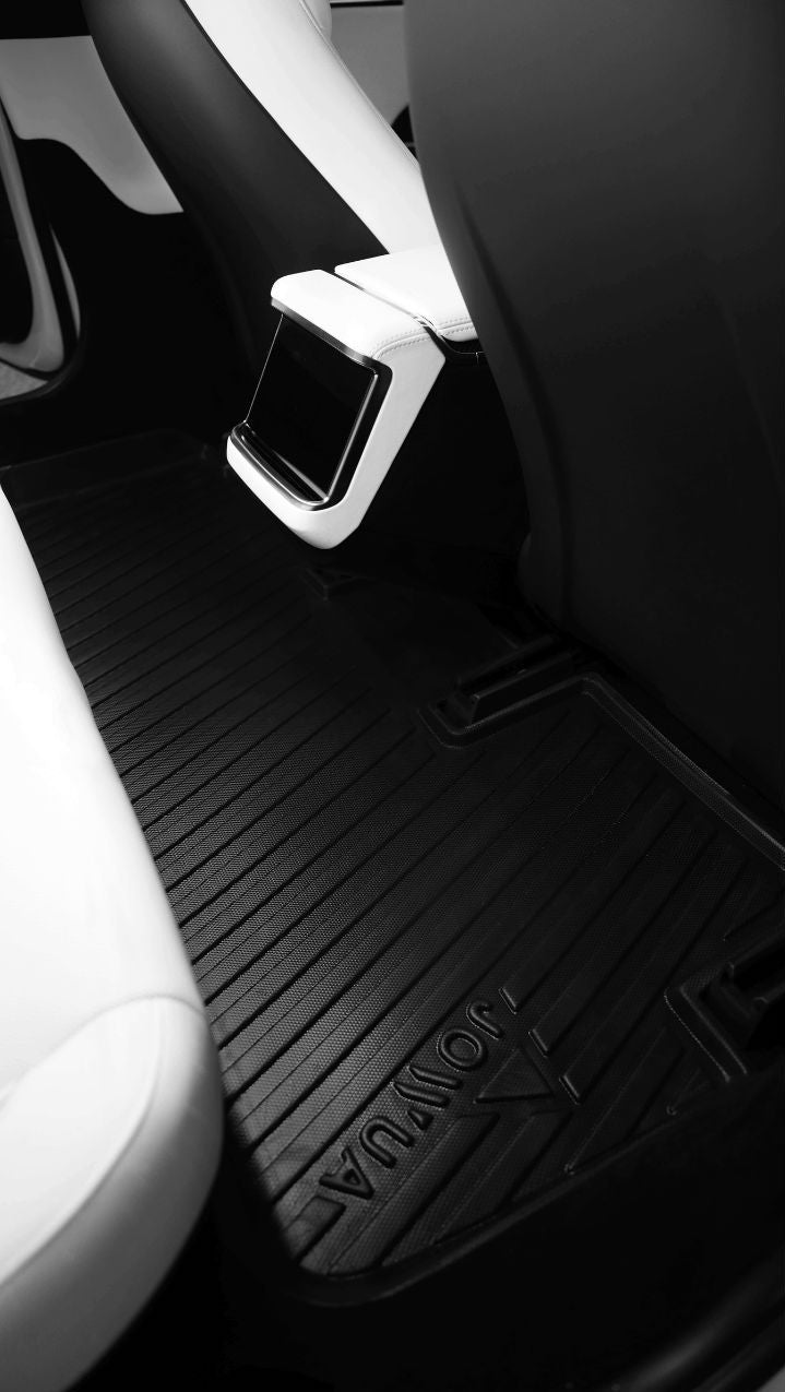 JOWUA 台灣立體防水腳墊(Model S) 以浮雕設計增強了特斯拉 Model S 的腳部空間,位於光滑的白色和黑色座椅之間。前座背面的一個小螢幕或控制面板凸顯了它的創新魅力。.
