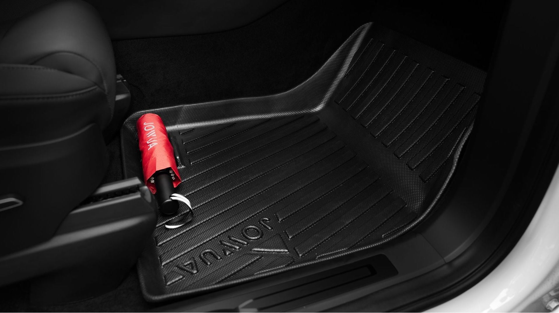 專利收納設計的紅色可重複使用水壺放在墊子上,方便日常保護。.