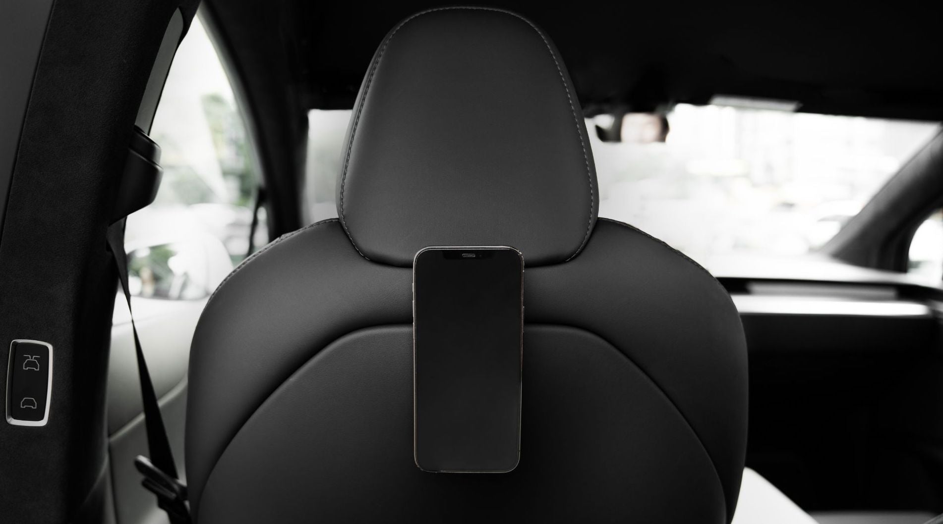 JOWUA台灣MagSafe磁吸掛鉤組(Model S/X/Y煥新版)將iPhone吸附在Model Y椅背中央,方便後座吸附在現代車內隨時充電。.