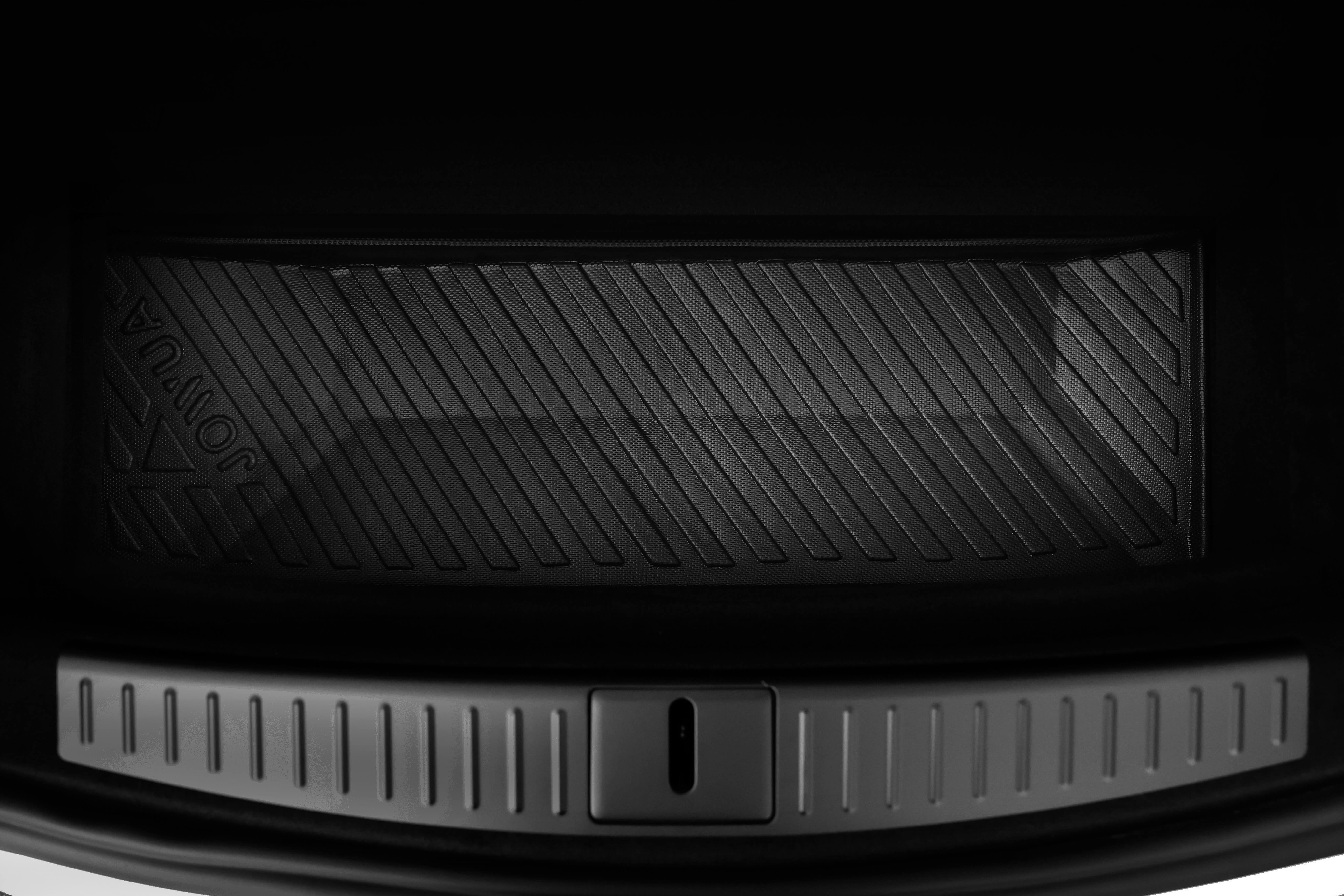 特斯拉 2023+ Model S 後行李箱特寫,展示了 JOWUA 台灣立體防水行李廂墊具有紋理條紋圖案。角落處壓印有「JOURNEY」字樣,加厚材質設計和凸起的邊緣為金屬箱體表面提供立體加高全面的防護。.