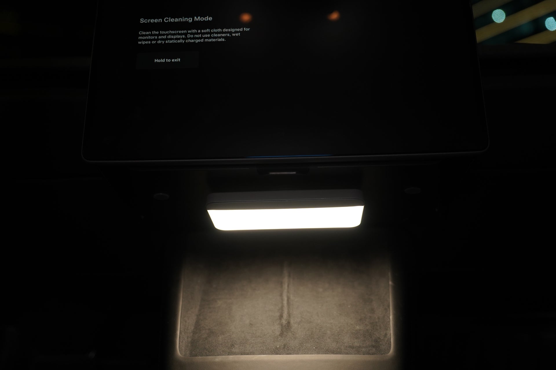 長方形螢幕在明亮燈光上方顯示清潔模式指示、附近有一個 130W 後排 HUB,非常適合搭配 JOWUA Taiwan 的一幕瞭然【Model 3 煥新版|交車禮包】與螢幕保護貼等配件,在昏暗的燈光下使用。.