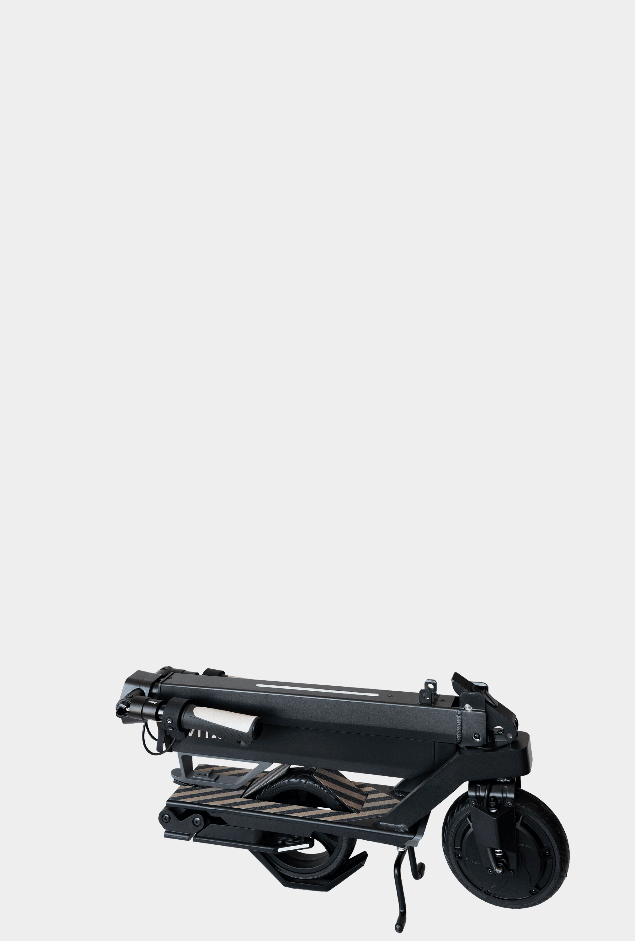 JOWUA Taiwan 折疊電動滑板車|Performance 黑色折疊式車身,以淺灰色為背景,兩側輪子清晰可見。.