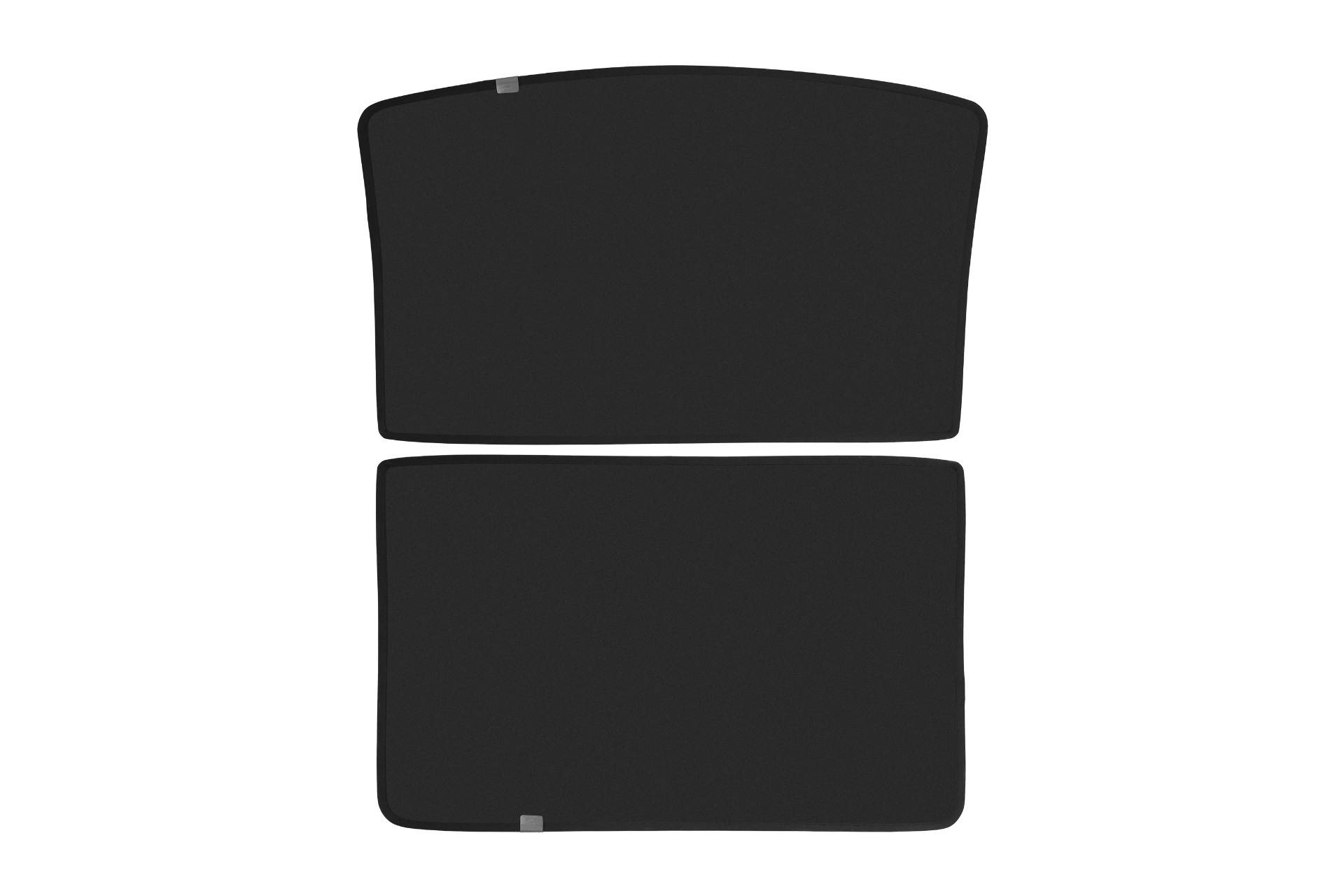 影像中兩個垂直放置的圓角深色矩形物體類似黑武士的盔甲。略窄的頂部形狀和小的邊緣突出部分錶明它們是 JOWUA 台灣為 Model S 設計的玻璃車頂遮陽簾,具有抗紫外線保護作用。.