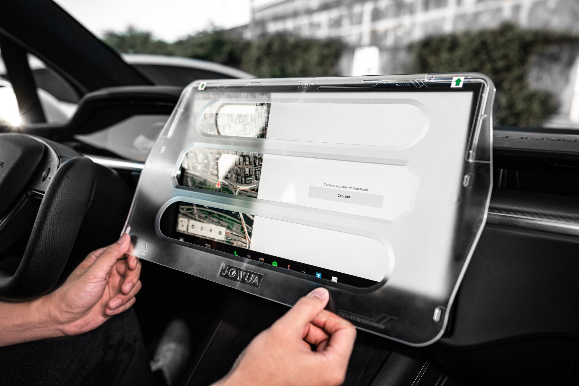 雙手安裝特斯拉2023 Model SX的螢幕保護貼