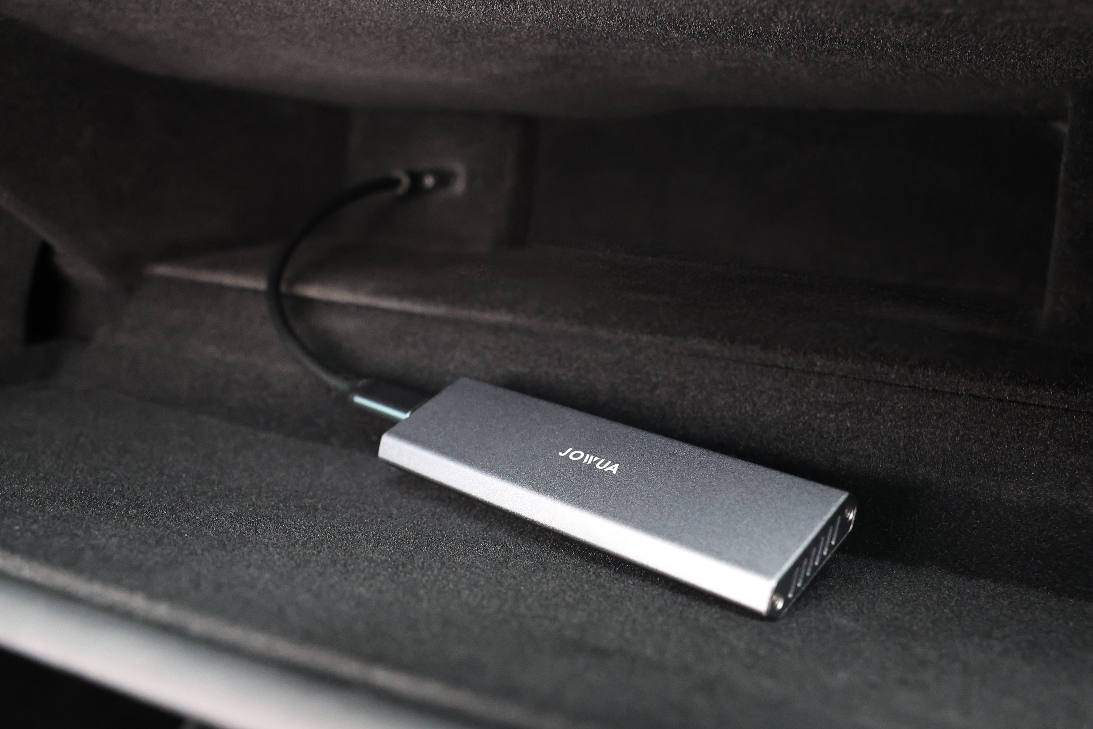 JOWUA 台灣 SSD 適用於 Tesla Steam & DashCam 高速儲存 1TB,是一款時尚的金屬設備,帶有電纜,裝在黑色織物襯裡的盒子裡。它具有浮雕文字,並提供 USB-C 連接,可快速 10Gbps 資料傳輸。.