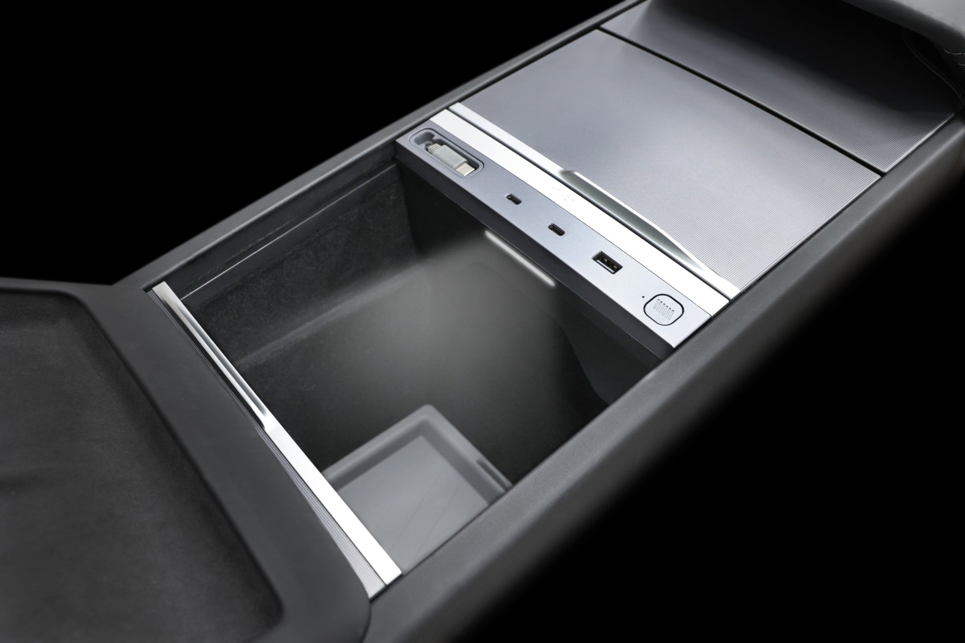 JOWUA 台灣 130W LED 集線器(型號 3/Y 煥新版)中控台特寫,具有滑動蓋和緊湊的存儲空間。內部為深色,帶有光滑的金屬裝飾和黑色的外表面。.