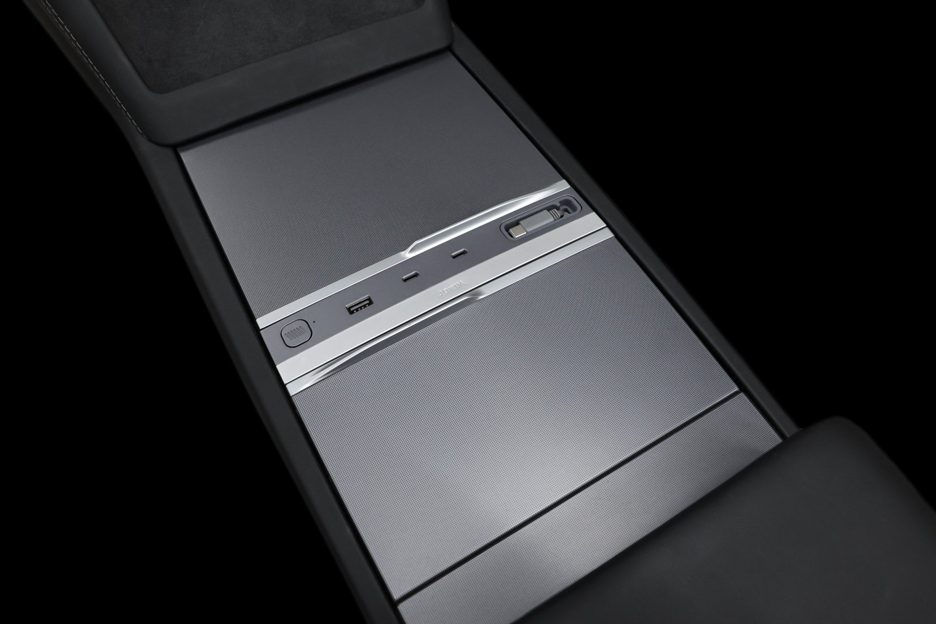 JOWUA 台灣 130W LED 集線器(型號 3/Y 煥新版)中控台特寫,展現時尚簡約的設計。具有 USB 連接埠、快充按鈕和小型磨砂螢幕。控制台在深色背景下顯得格外突出,凸顯了其現代美感。.