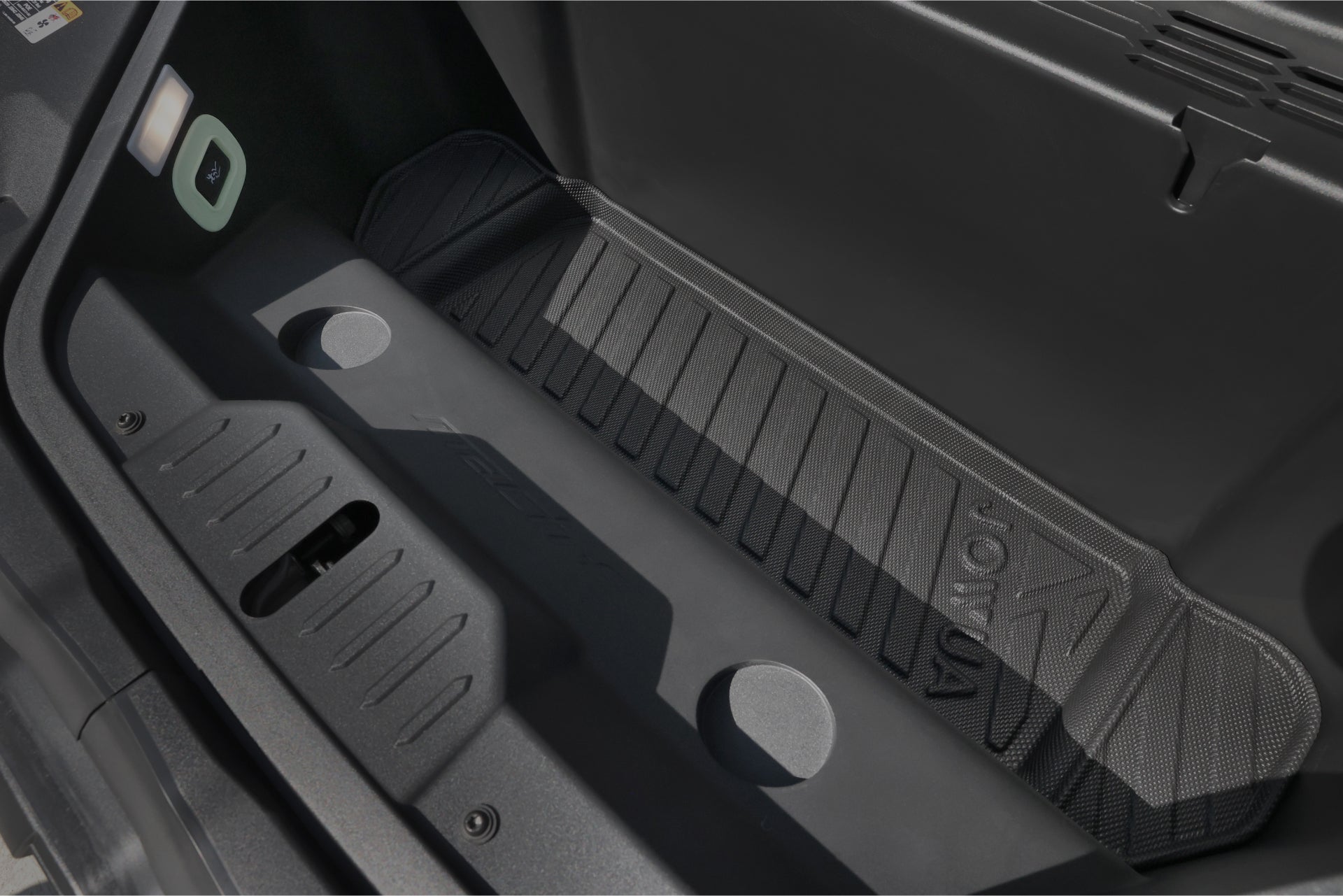 福特野馬 Mach-E 後行李箱特寫,配備 JOWUA 台灣立體防水行李箱墊。紋理墊子包括兩個圓形凸起的點和詳細的圖案,在均勻的燈光下清晰可見。.