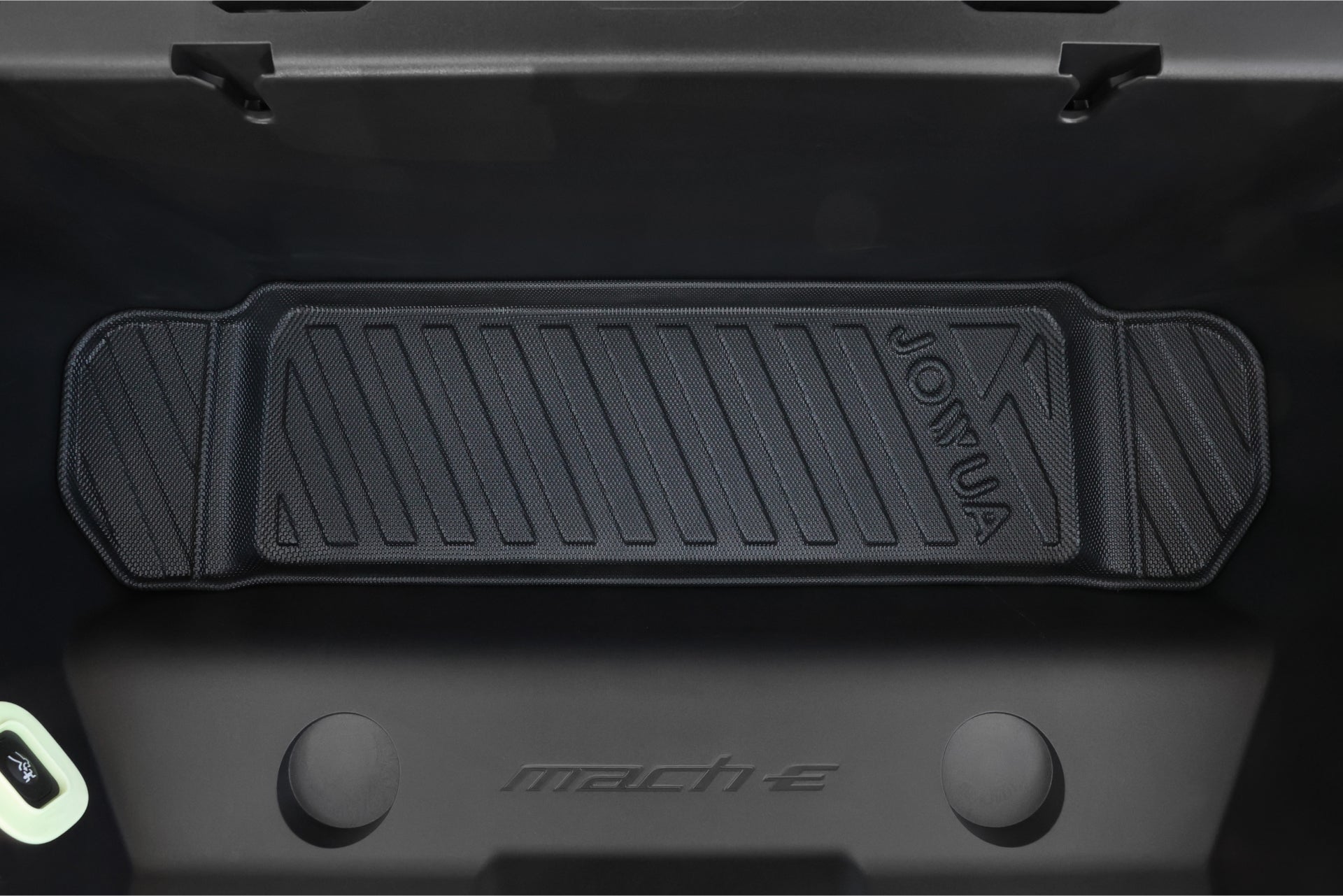 福特野馬 Mach-E 的後備箱地板上舖有黑色斜線墊,上面印有 JOWUA Taiwan 的“立體防水行李箱墊”,內部壓印有“mach e”字樣,凸顯了其時尚的設計和防護墊的位置和紋理。.