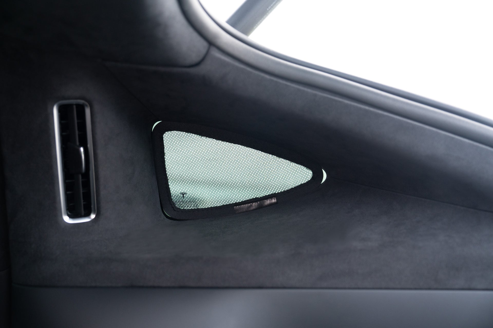 Model X 內裝方面,採用 JOWUA 台灣尾門+三角窗遮陽簾,側邊揚聲器採用三角網設計。左側是帶有鍍鉻輪廓的通風口,採用深色材料(可能是皮革或絨面革),具有紫色外線屏蔽的優點。.