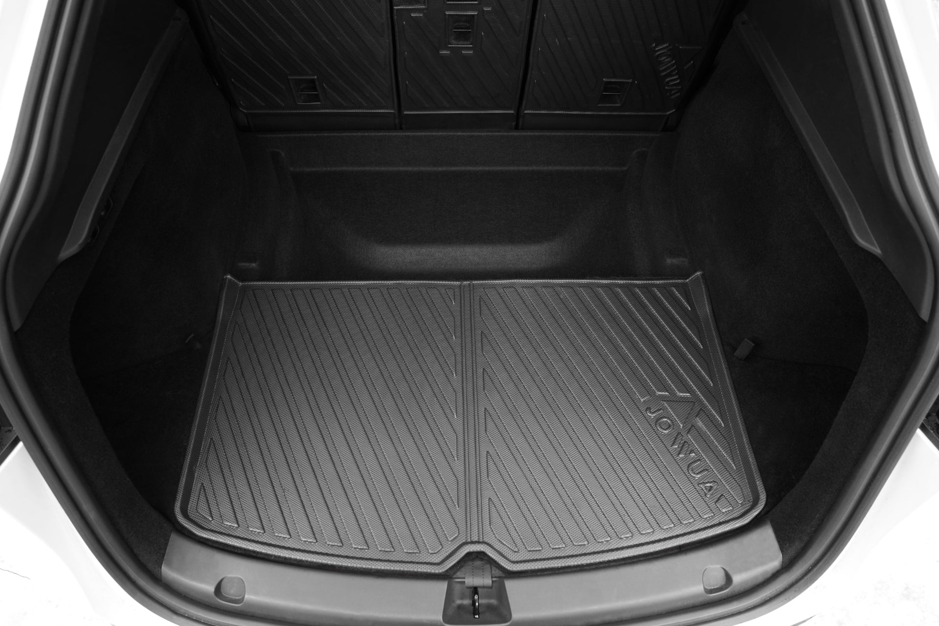 汽車行李箱特寫,搭配黑色質感的 JOWUA Taiwan 行李廂全套組合 (Model Y 煥新版 2025+/2021-2024),專為防水行李廂收納與保護行李箱地板免於髒污與損壞而設計。.