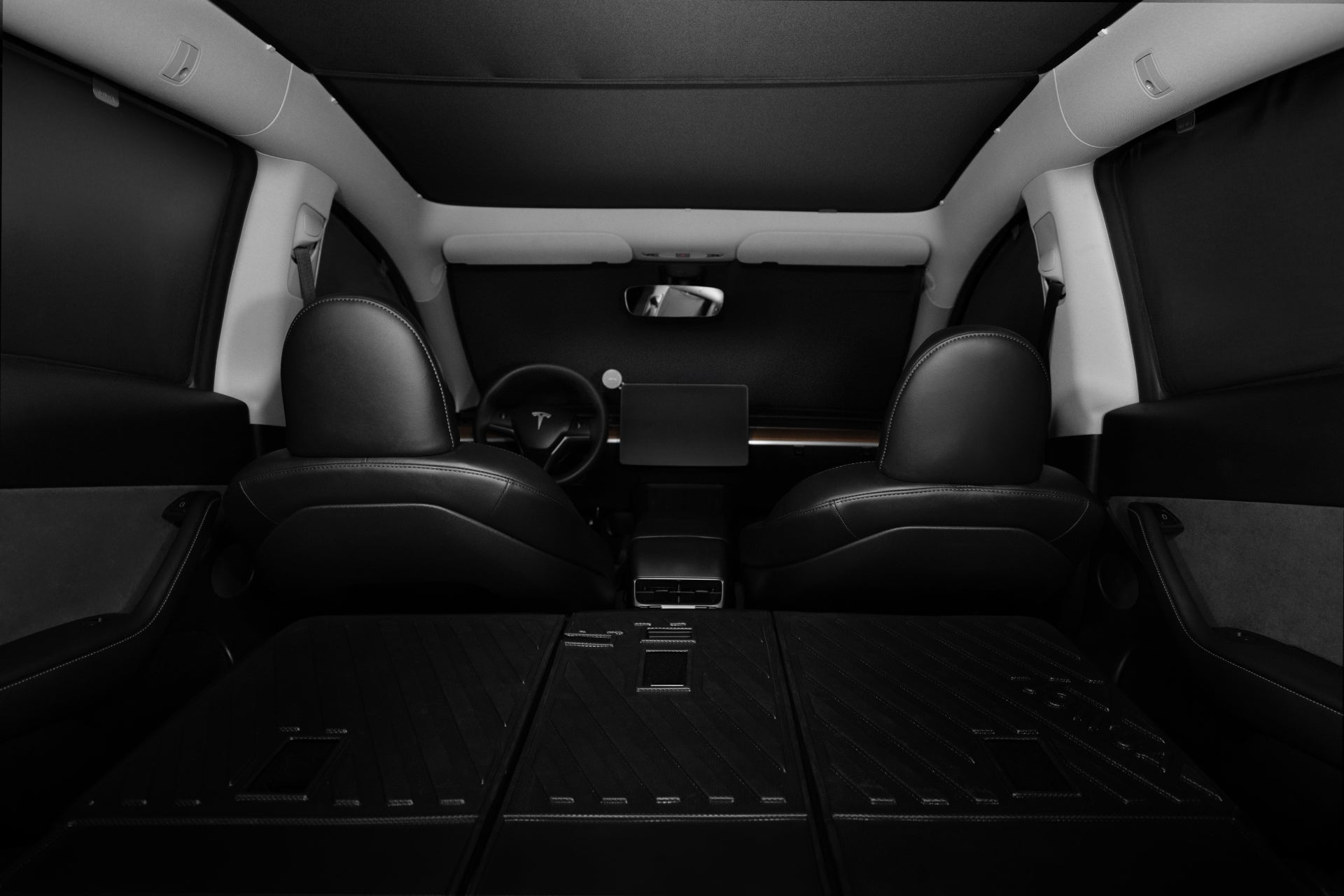 Tesla 車內折疊式後座與流線型黑色設計-最適合加入 JOWUA Taiwan 全車終極遮陽組合 (Model Y 煥新版 2025+/2021-2024) 優質抗 UV 防曬保護。.