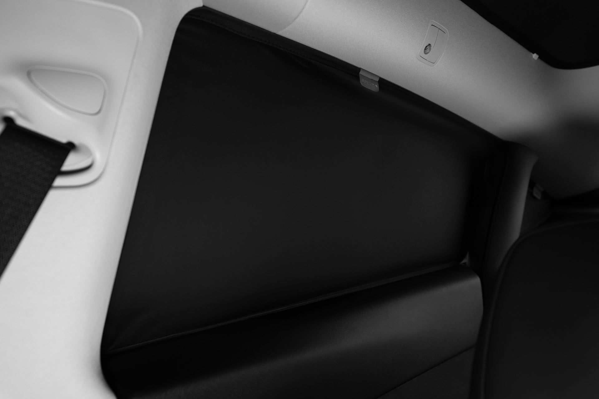 車輛內側面板特寫,JOWUA Taiwan 全車終極遮陽組合 (Model Y 煥新版 2025+/2021-2024)、抗UV防曬、加上安全帶和燈飾--增加舒適性的理想特斯拉配件。.