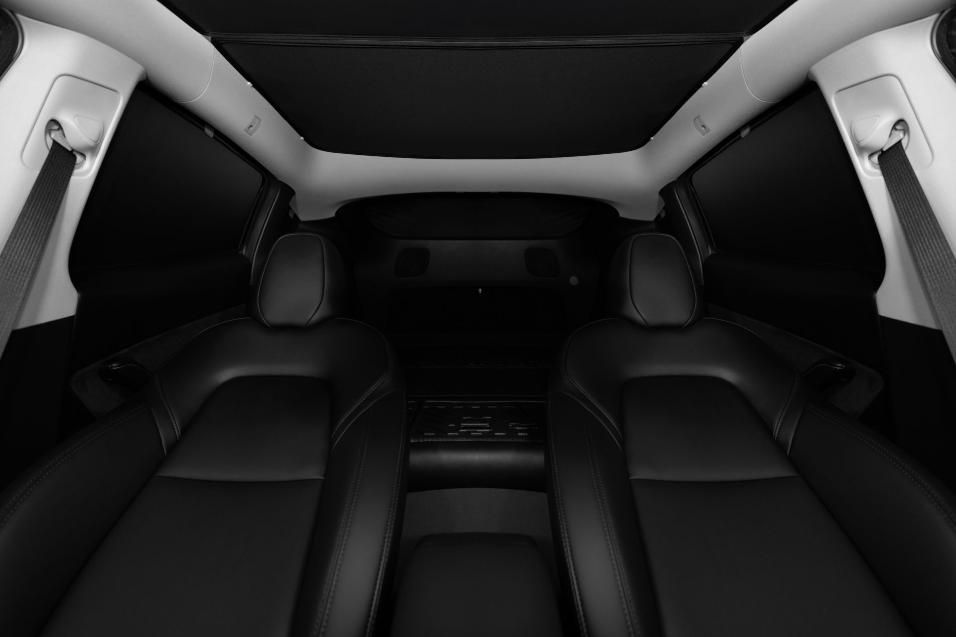 Model Y 後座和內裝採用黑色皮革、流暢的線條和簡約的設計。車頂、車窗和後擋風玻璃均配備 JOWUA 台灣全車遮陽終極組合(型號 Y 2021-2024),增強防曬效果。.