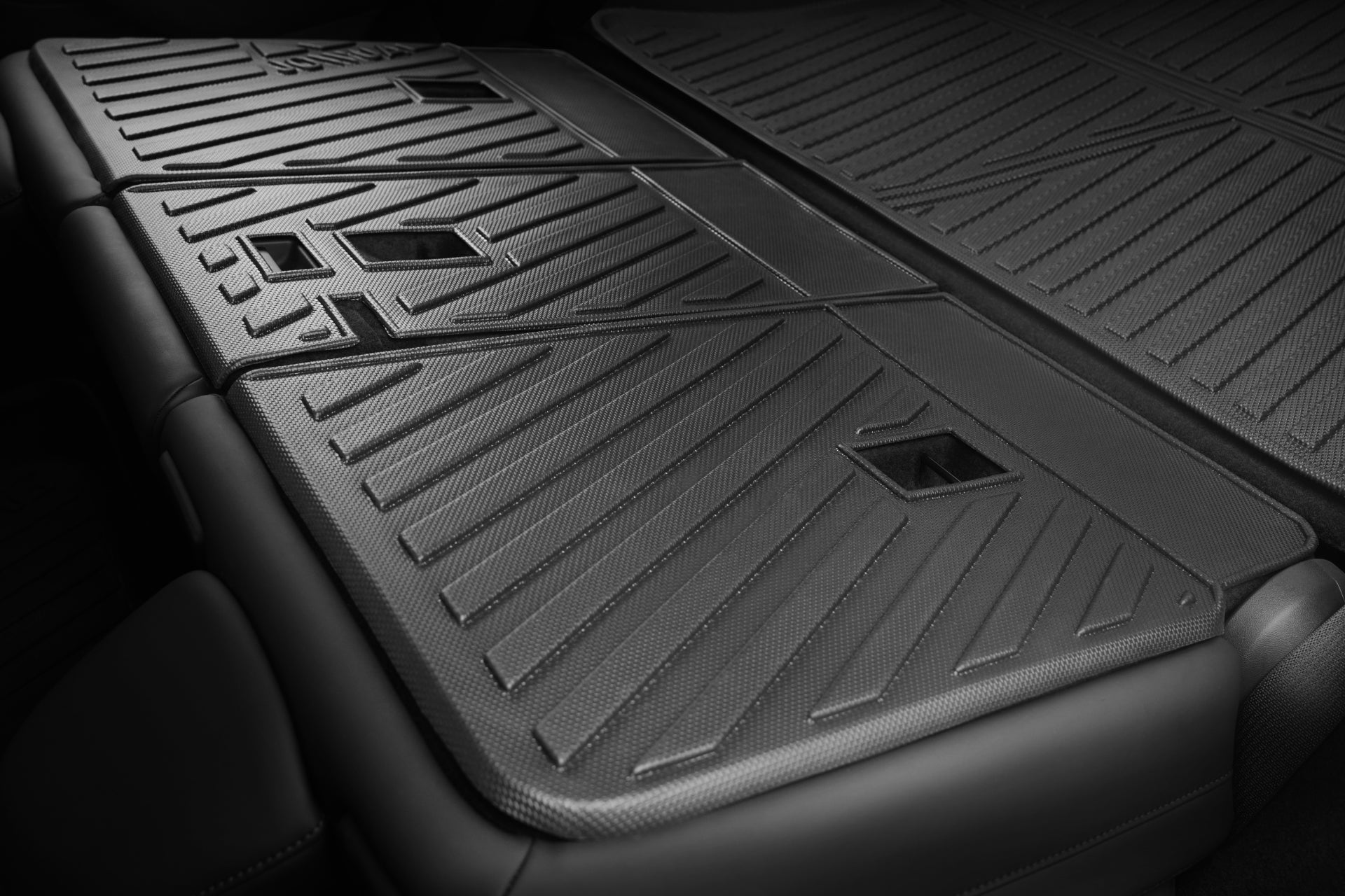 JOWUA 台灣易開式防水行李廂墊特寫,適用於特斯拉 Model Y,採用高彈性 TPE 材質,帶有幾何圖案,折疊後座可實現平坦、耐用的防水裝載表面。 椅背墊組合適用於2021-2025+煥新版本。.