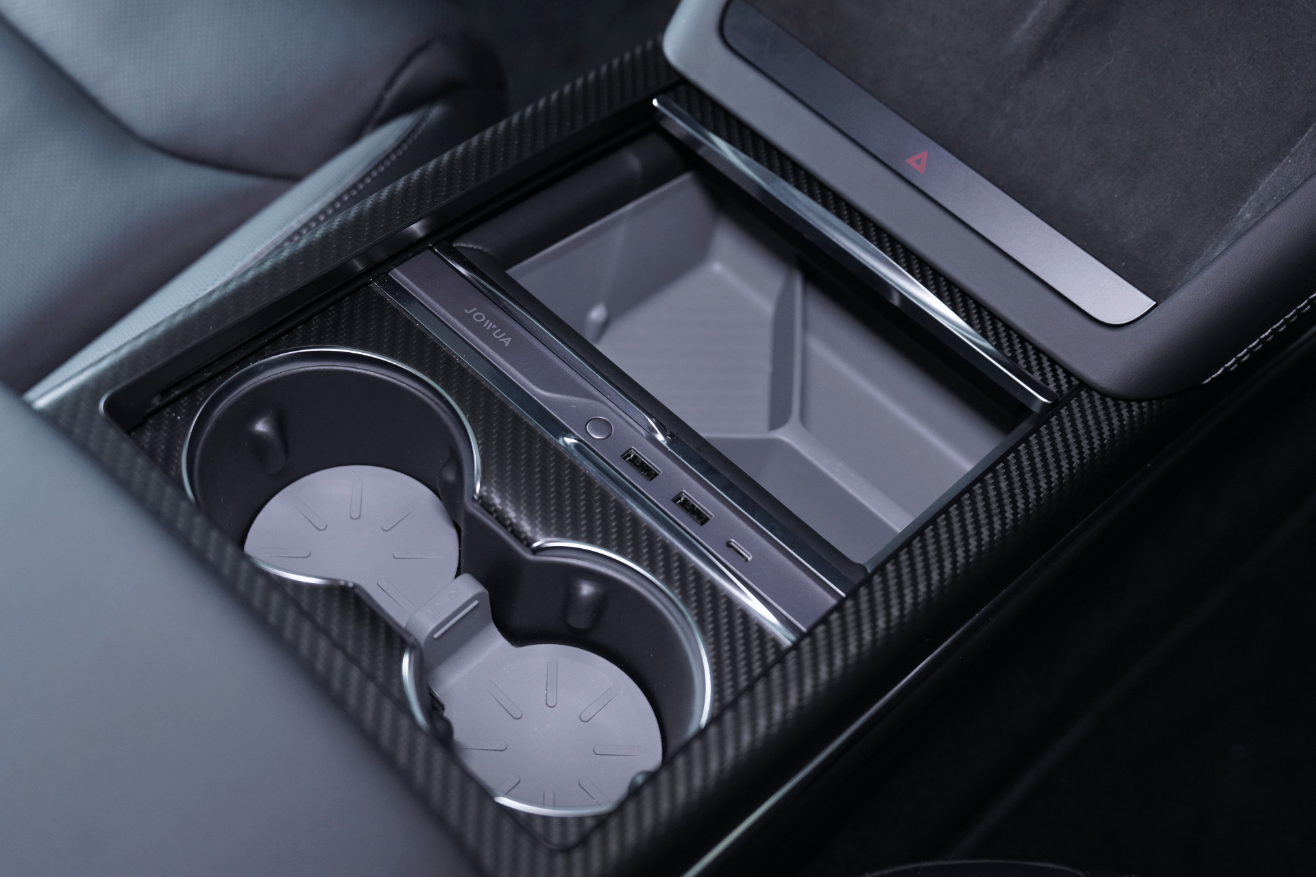 透過 JOWUA 台灣的 Hub Bar Mini 探索終極特斯拉 Model S/X 風格,其配備帶蓋的雙杯架、碳纖維裝飾、儲物格和 USB-C 集線器 - 確保每次駕駛都能輕鬆運行和連接。.