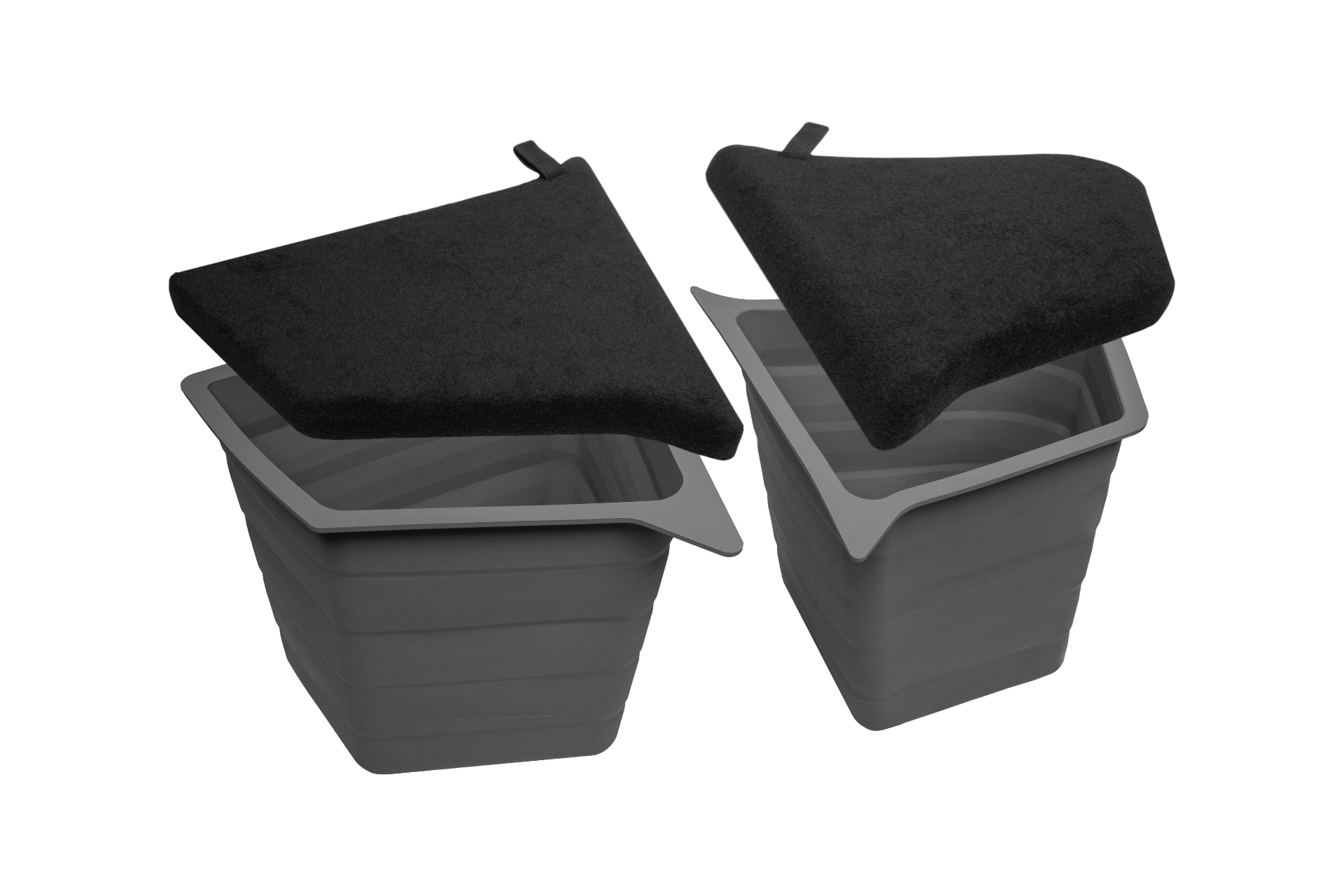 兩個灰色 JOWUA 台灣後行李廂收納組(型號 Y 2021-2024),帶有黑色楔形蓋子,每個矽膠容器上方略微抬起,背景為白色。.