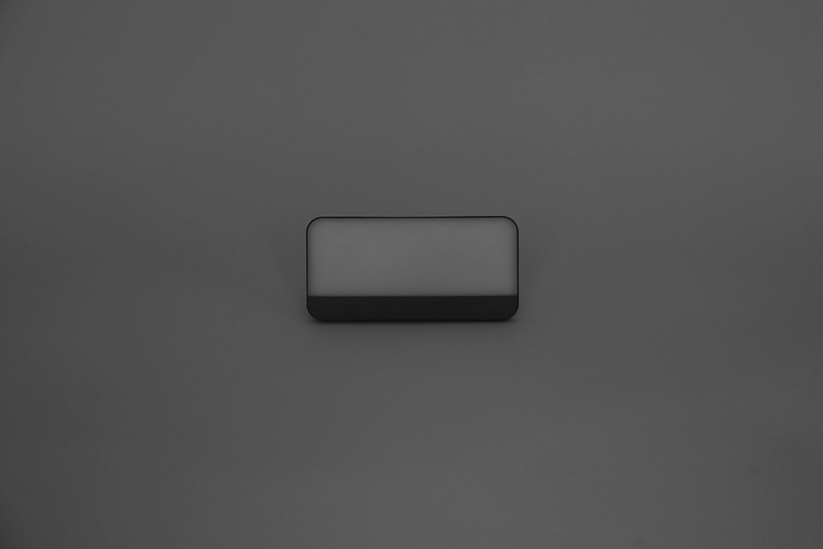 黑色長方形無線喇叭置於深灰色背景中央,呼應 JOWUA Taiwan 電墊專案【Model 3 煥新版|交車禮包】專為 Tesla Model 3 車主打造的時尚外觀。.