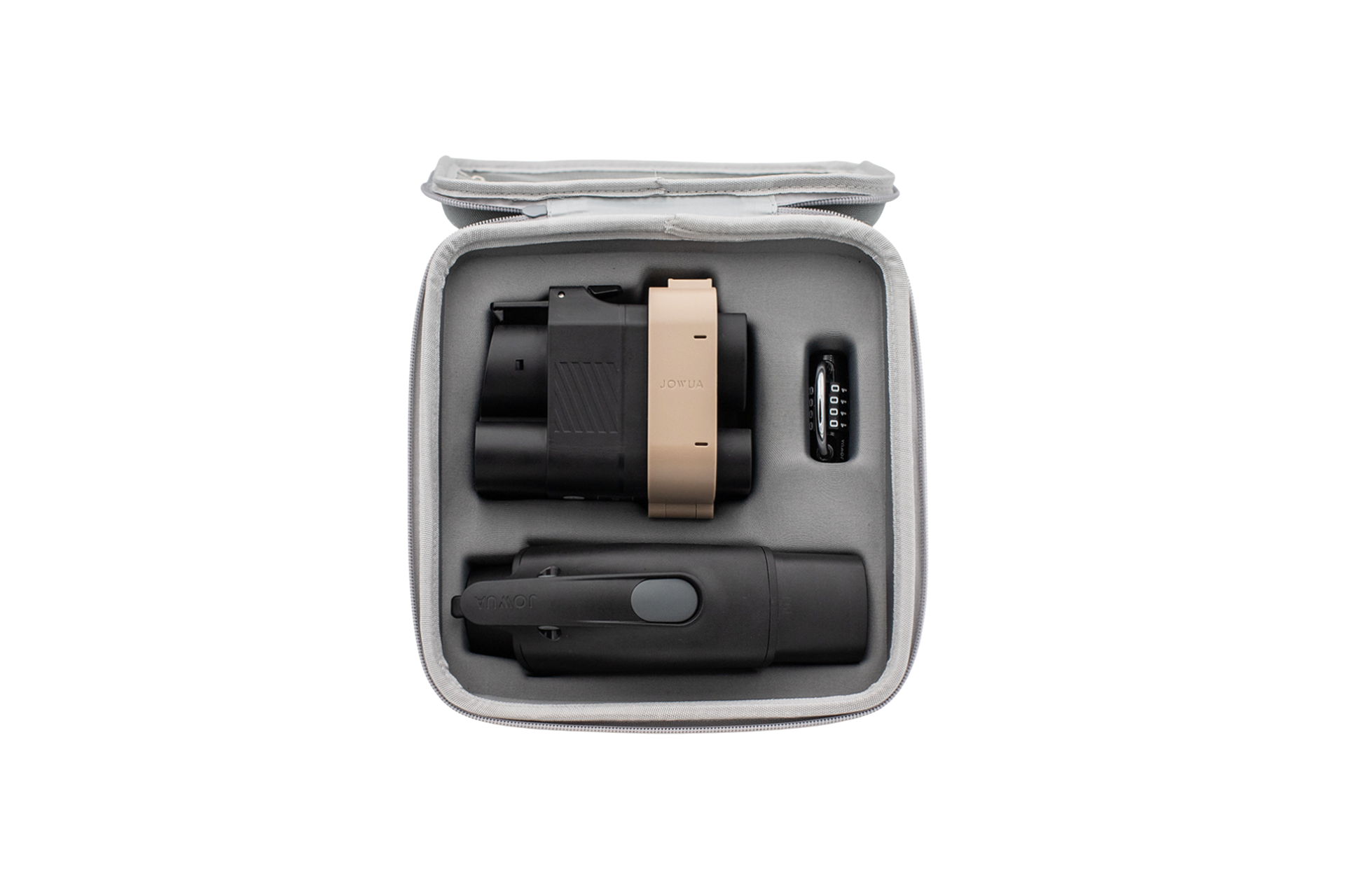 JOWUA Taiwan CCS1 快慢充萬用組擁有兩個黑色電子裝置,包括一個 CCS2 to CCS1 轉接頭,以及一個膠囊形狀的物品,全部整齊地排列在一個精巧的拉鍊盒中,並有模壓的隔間。.