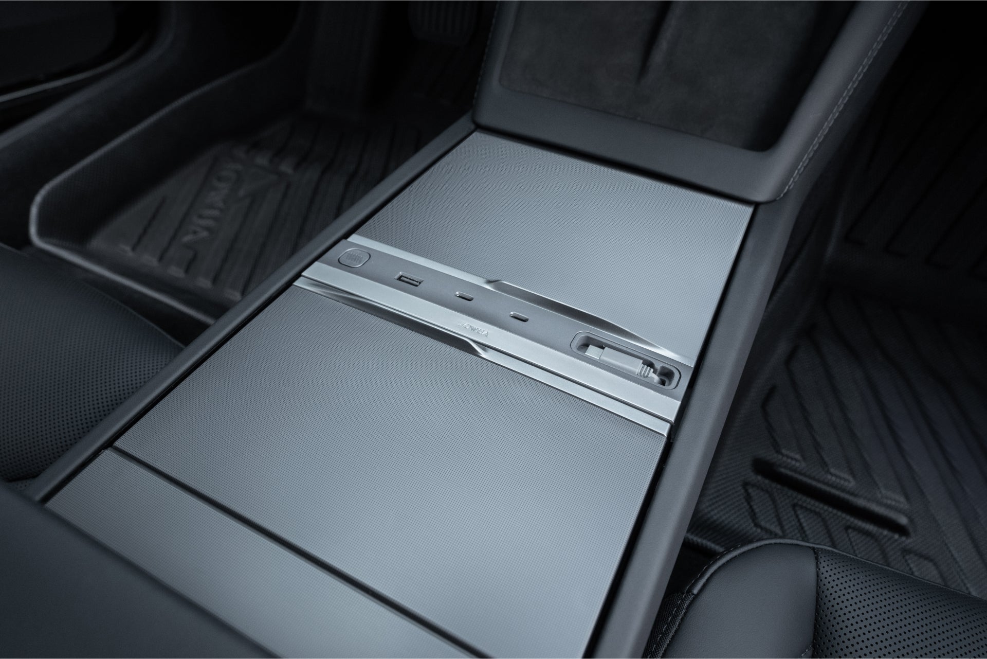 JOWUA 台灣 130W LED 集線器(Model 3/Y 煥新版)透過滑動蓋、兩個具有快充功能的 USB 連接埠、一個小型控制旋鈕和優雅的黑色地墊增強了 Model Y 光滑簡約的灰色美感。.