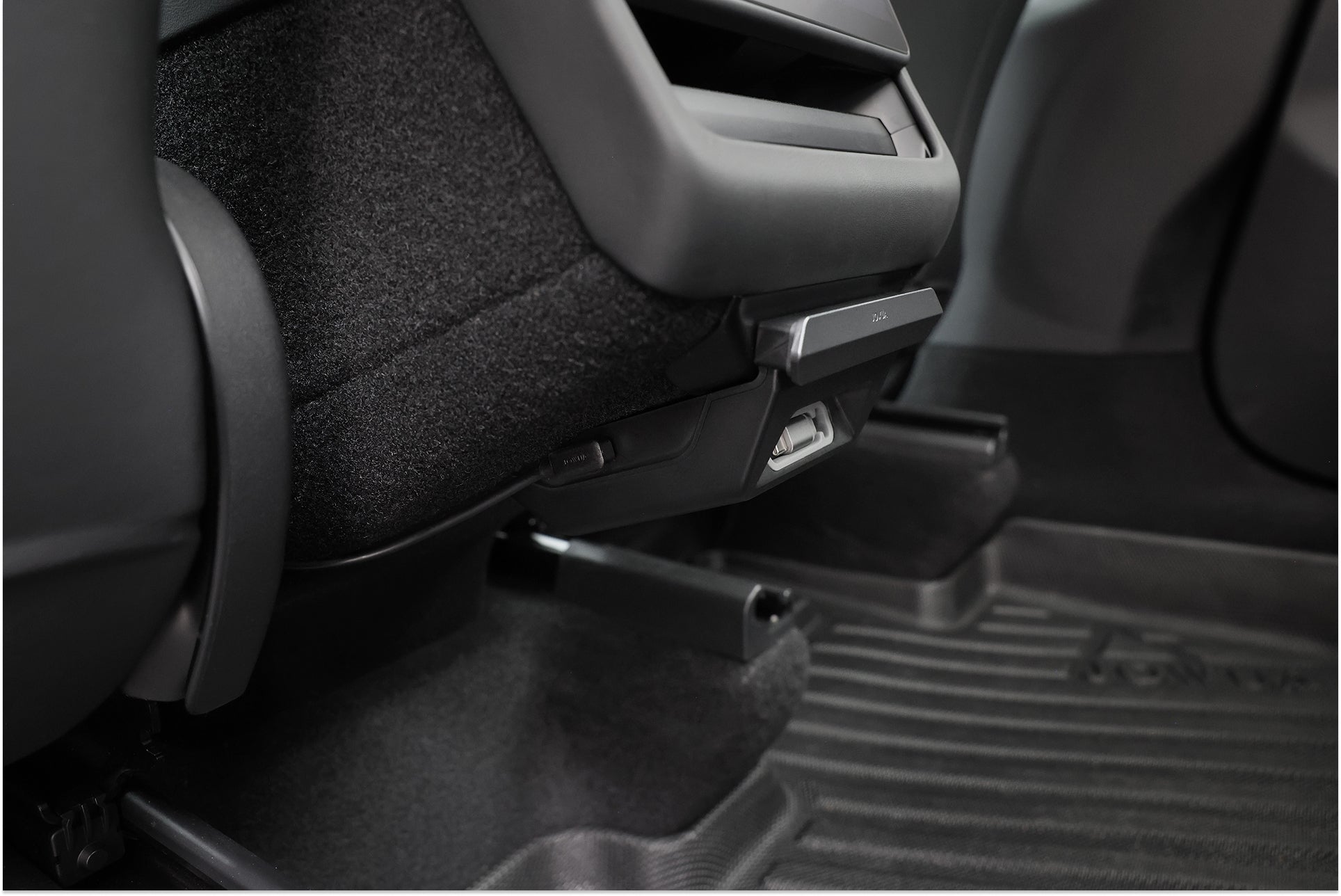 Model 3 後座特寫,強調地墊、後排出风口,以及 JOWUA Taiwan 的一幕瞭然【Model 3 煥新版|交車禮包】accessory 的現代便利性與時尚內裝。.