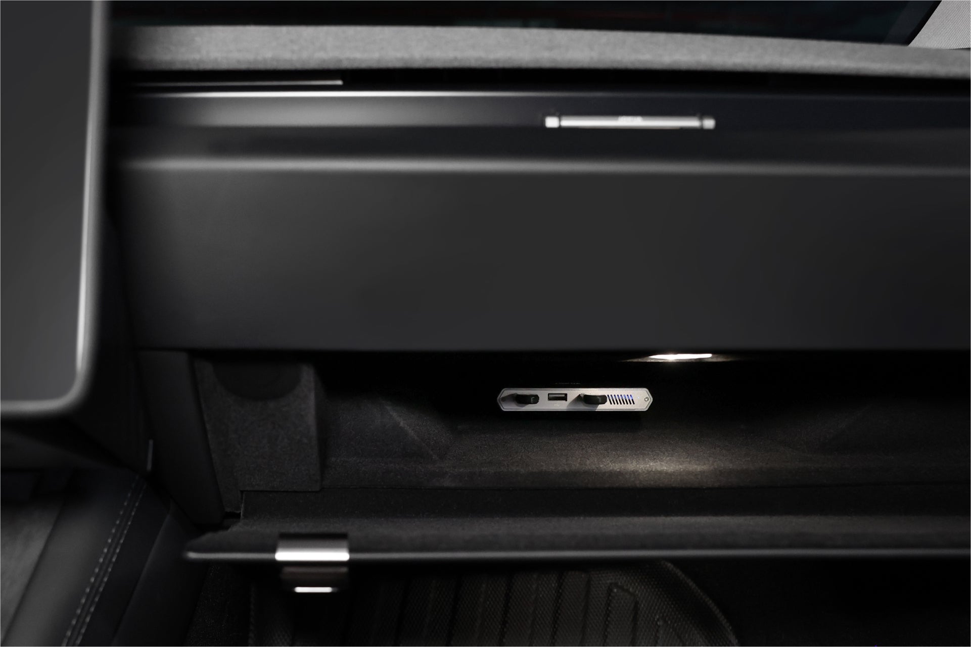 車內打開的手套箱露出了一個緊湊的JOWUA台灣1TB SSD+3端口HUB,專為特斯拉車型(S/X/Model 3煥新版2024+/Cybertruck)設計。小燈凸顯了具有 NVMe 驅動介面的時尚設備,使其成為任何 Tesla 車主的理想選擇。.