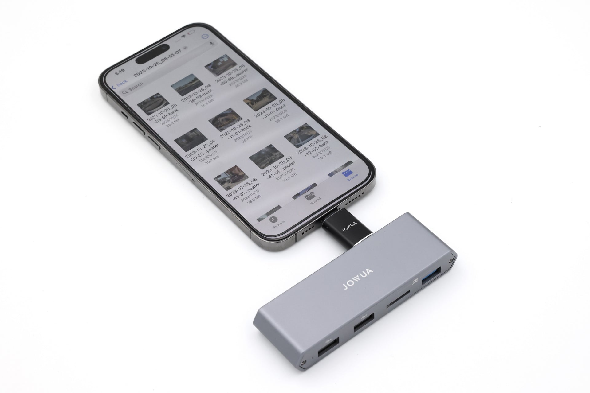 智慧型手機連接 JOWUA Taiwan Tesla 雙用儲存 HUB (讀卡器 & 原廠 USB),透過多個 USB 埠顯示檔案。白色背景的設定適合 Model S/X/3/Y煥然一新的版本和Cybertruck。.
