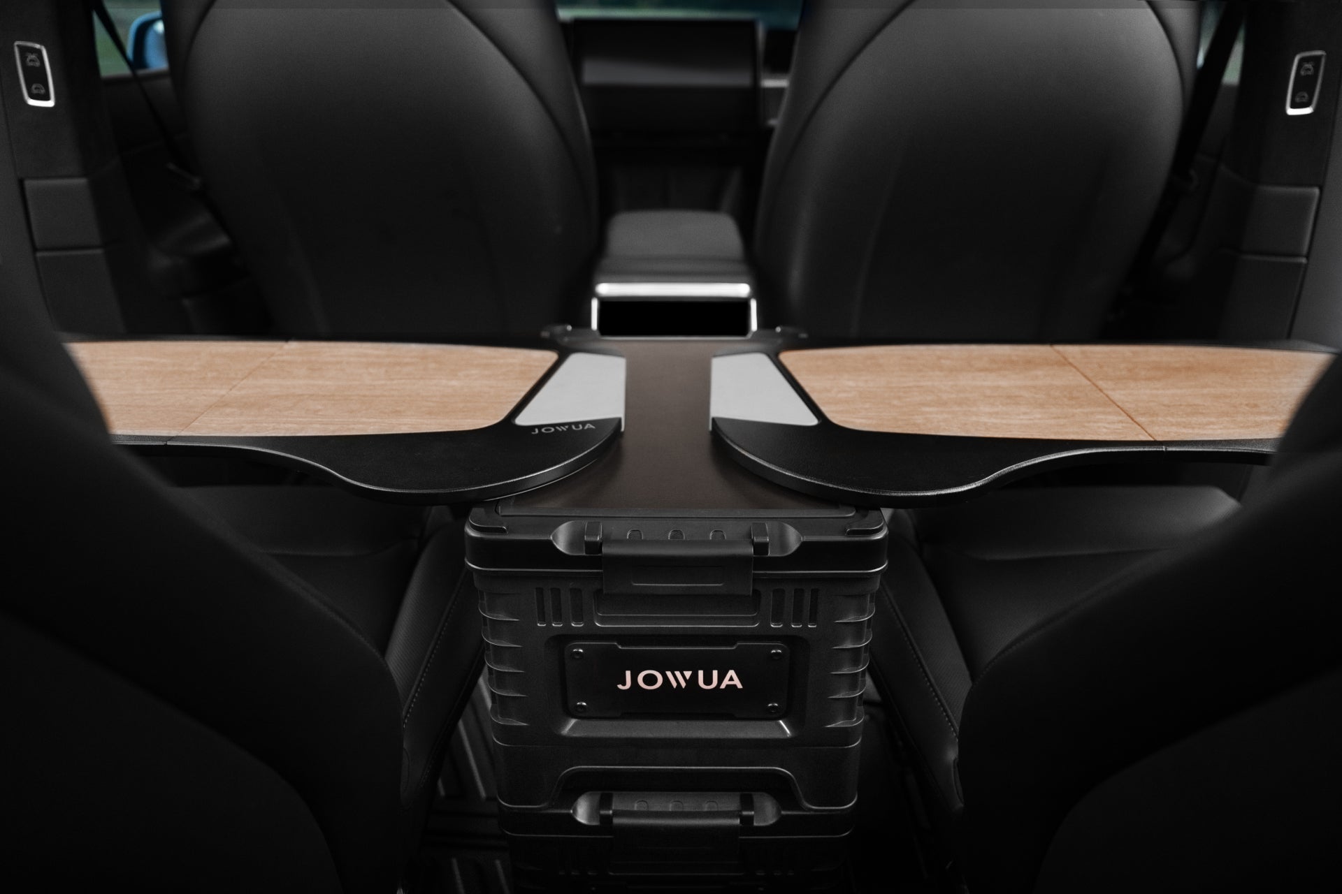 Model X 的內裝有兩個黑色前排座椅和一個簡約的中央控制台。座位之間是一個帶有木蓋的 JOYUA 盒子,提供類似 JOWUA 台灣 30L 收納箱的神奇空間和功能。.