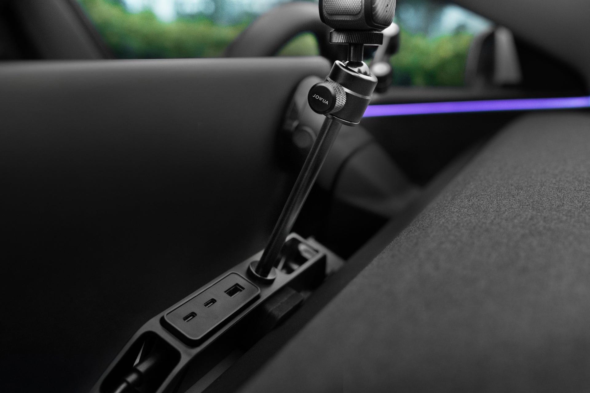 台灣 JOWUA 一幕瞭然【Model Y 煥新版|交車禮包】特寫showing 雙 USB 埠、USB-C、MagSafe 無線充電,搭配紫色氛圍燈-最適合 Tesla 車用風扇。.