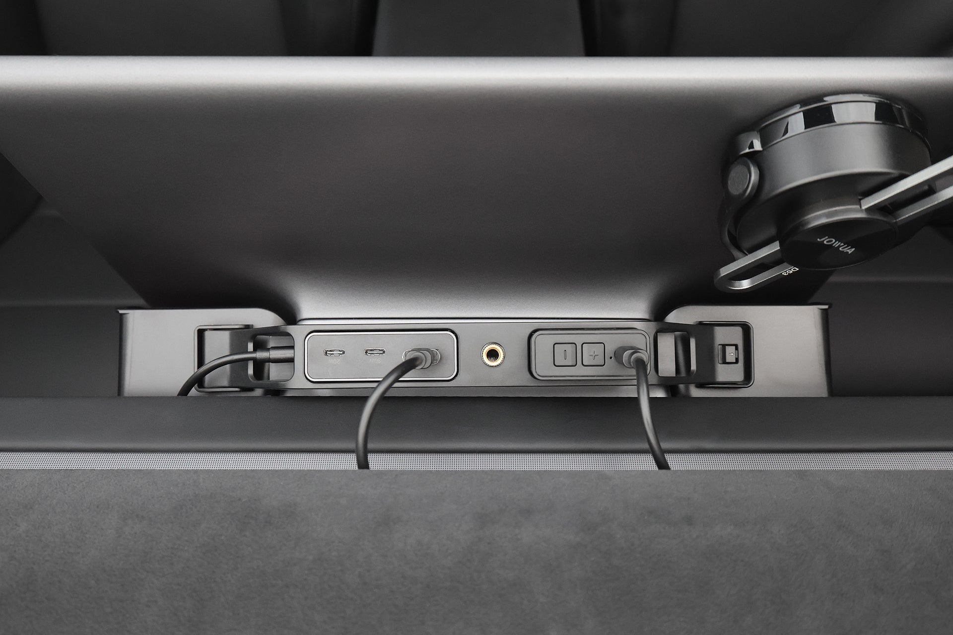 一幕瞭然【Model Y 煥新版|交車禮包】BY JOWUA 台灣特寫:後排專用 HUB、USB 連接埠、輔助插孔、兩條充電線連接,右側還有一個固定黑色旅行杯的杯架。.