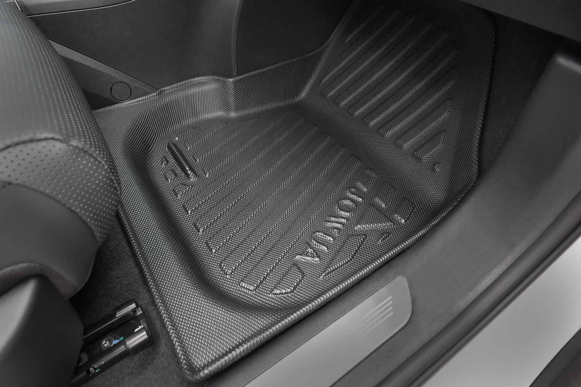 台灣 JOWUA 立體防水腳踏墊 (Foxtron Bria) 專利止擋收納設計特寫,放置於前乘客腳部空間。凸起的邊緣和溝槽可吸附污垢和液體,保護地毯。.