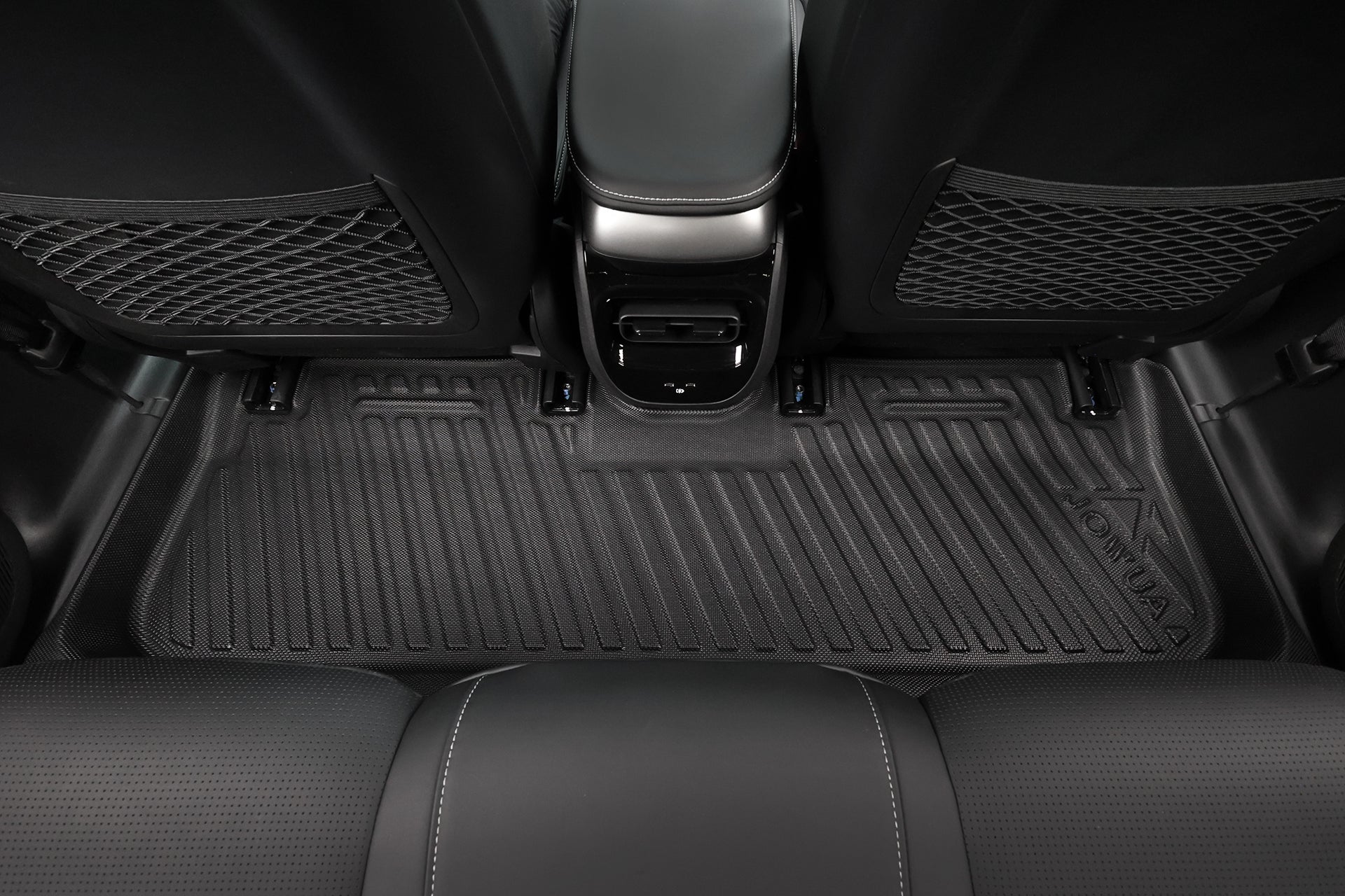 台灣 JOWUA 立體防水腳踏墊 (Foxtron Bria) 後座地板特寫,專利止擋收納設計全面防護,椅背網袋。.