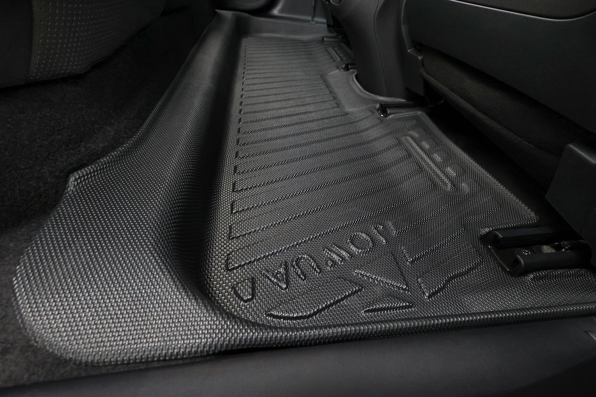 台灣立體防水腳踏墊 (Foxtron Bria) 的黑色特寫,後地板上有 Toyota 的浮雕。其專利止擋收納設計與凸起邊緣可提供更強的保護與更穩固的貼合。.