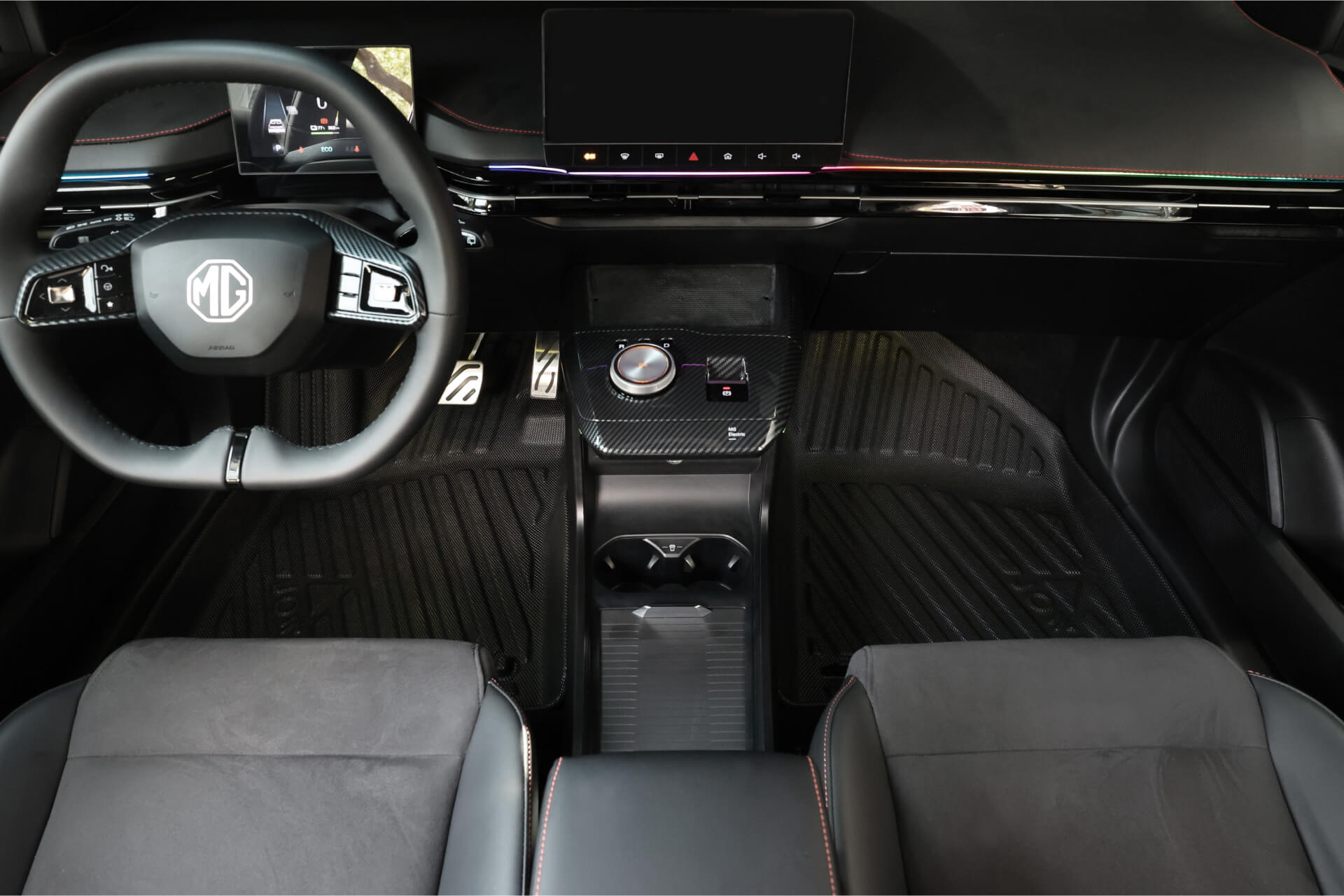 MG MG4 的內部視圖展示了數位儀表板、帶有 MG 標誌的方向盤、豪華皮革座椅、帶有中央控制旋鈕的時尚設計、各種螢幕,並包括專屬設計。 JOWUA 台灣立體防水腳踏墊提供額外的便利性和防護腳踏墊提供額外的保護。.