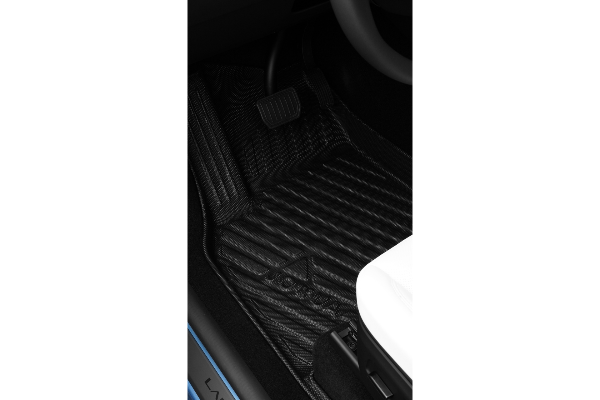 Model Y 2026+ 煥然一新版|交車禮包】、可看到加速踏板、煞車踏板、轉向柱及白色座椅。.