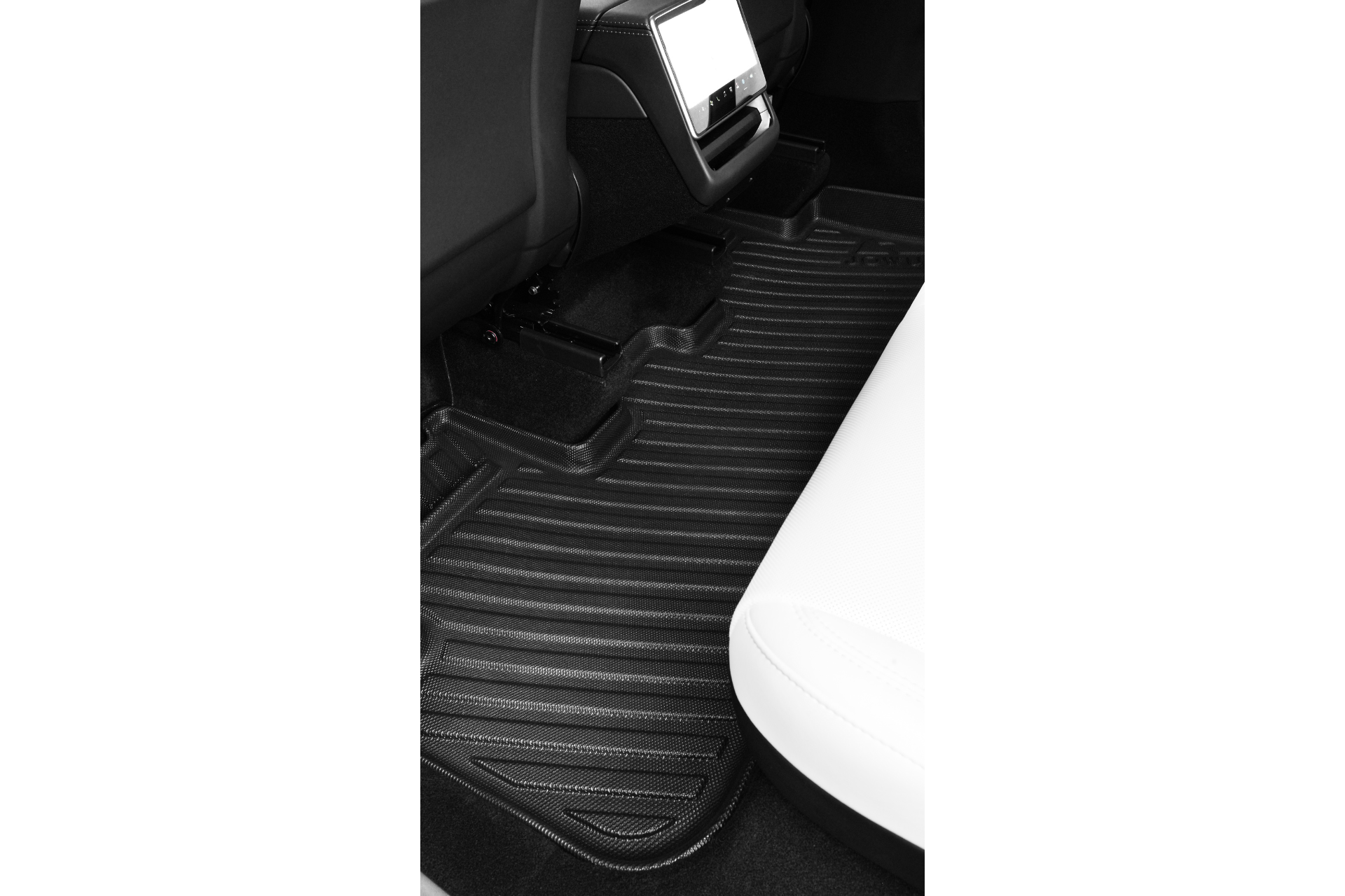 JOWUA Taiwan 電墊專案【Model Y 2026+ 煥新版|交車禮包】全包覆防水腳踏墊特寫,安裝於白色真皮座椅搭配黑色內裝的汽車後方腳部空間。.