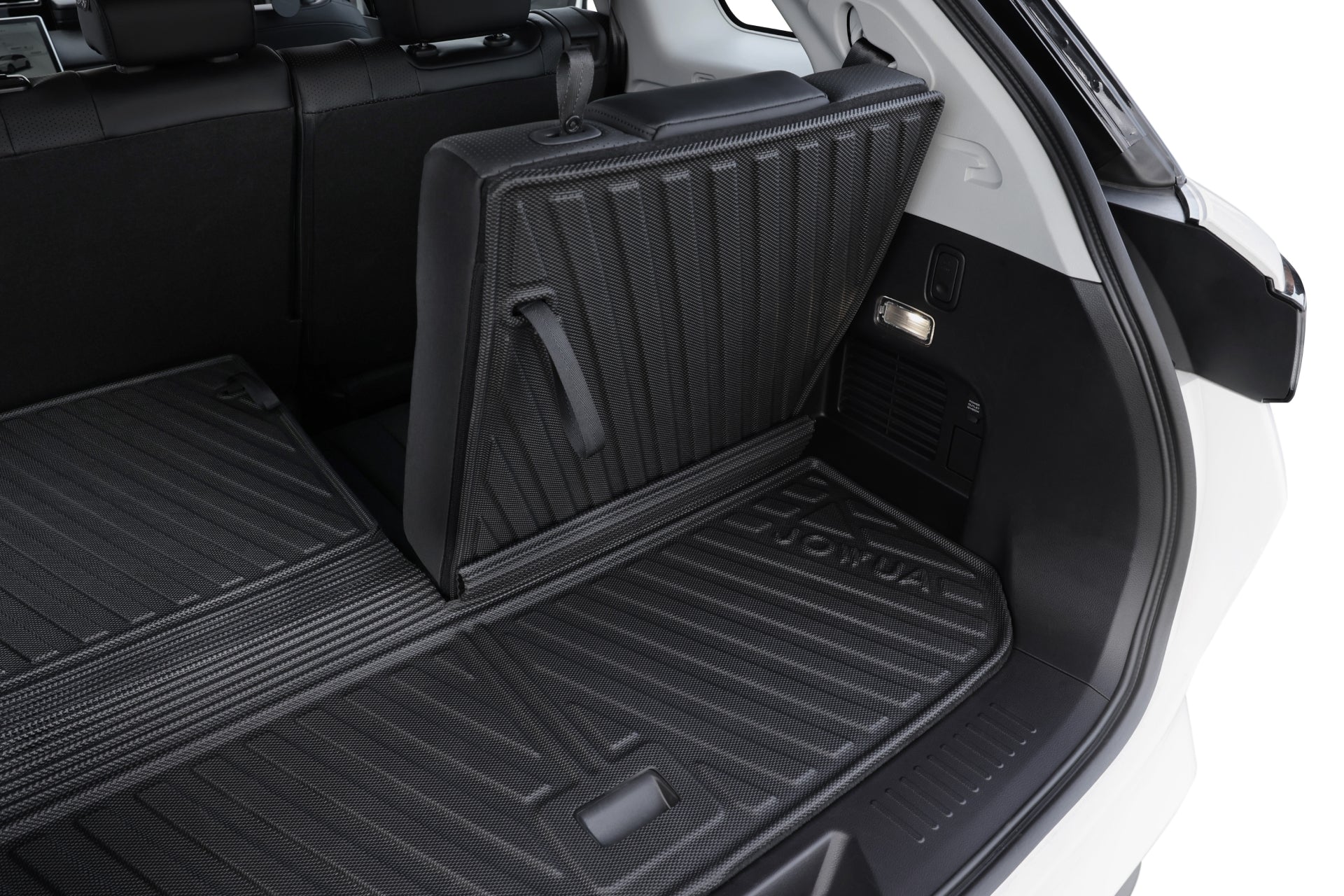 圖中為一輛 SUV,後備箱與椅背墊上覆蓋了 JOWUA Taiwan 立體防水行李廂墊+椅背墊組合 (LUXGEN n⁷ 7人座),在保護整潔寬敞的車廂之餘,也增添了風格。.