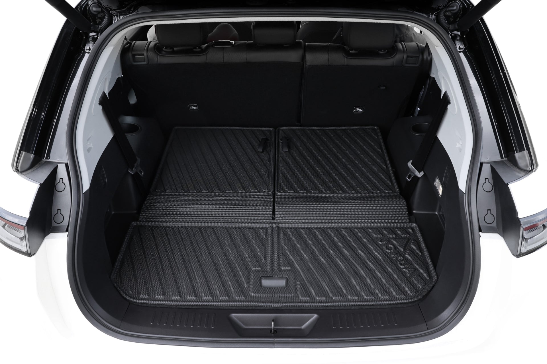 圖為 JOWUA Taiwan 立體防水行李廂墊+椅背墊組合 (LUXGEN n⁷ 7人座) 的白色 SUV,採用黑色質感 TPE 墊。座椅直立,寬敞的後車廂乾淨整齊,最適合安全攜帶行李或貨物。.