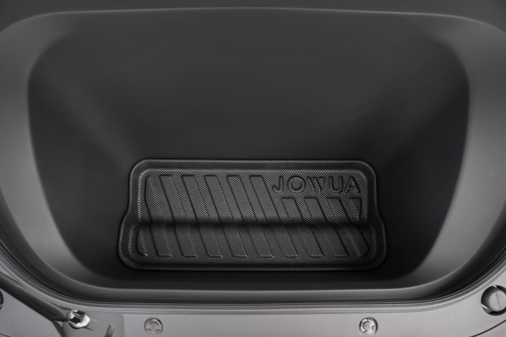 LUXGEN n⁷七人座前後備廂空殼特寫,內有一張 JOWUA Taiwan 立體防水行李廂墊+椅背墊組合。質感十足的黑色墊子與光滑黝黑的行李箱相得益彰,突顯出它的實用性與保護性。.