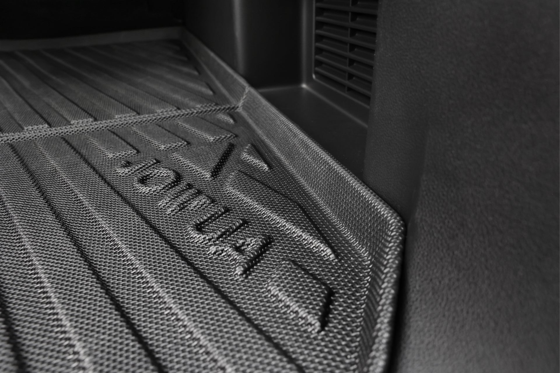 台灣 JOWUA 立體防水行李廂墊+椅背墊組合 (LUXGEN n⁷ 5人座) 特寫,呈現橡膠紋理與凸起的稜線,專為保護您的愛車內部不受髒污與濕氣侵襲而設計。.