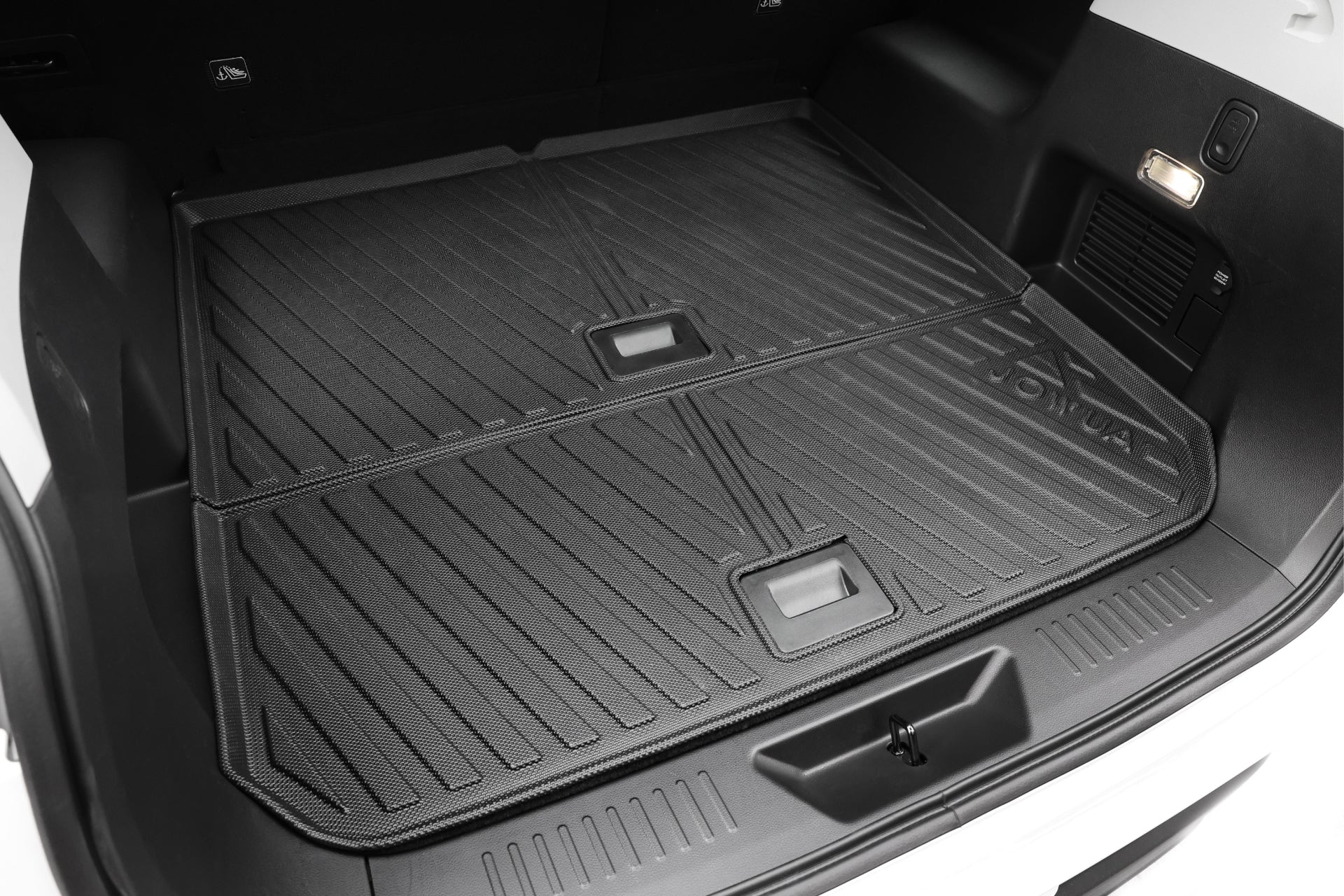 台灣 JOWUA 立體防水行李廂墊+椅背墊組合 (LUXGEN n⁷ 5人座) 特寫,展示黑色 TPE 質感墊子,墊子邊緣凸起,並有把手切口,可全面保護後方貨物。.