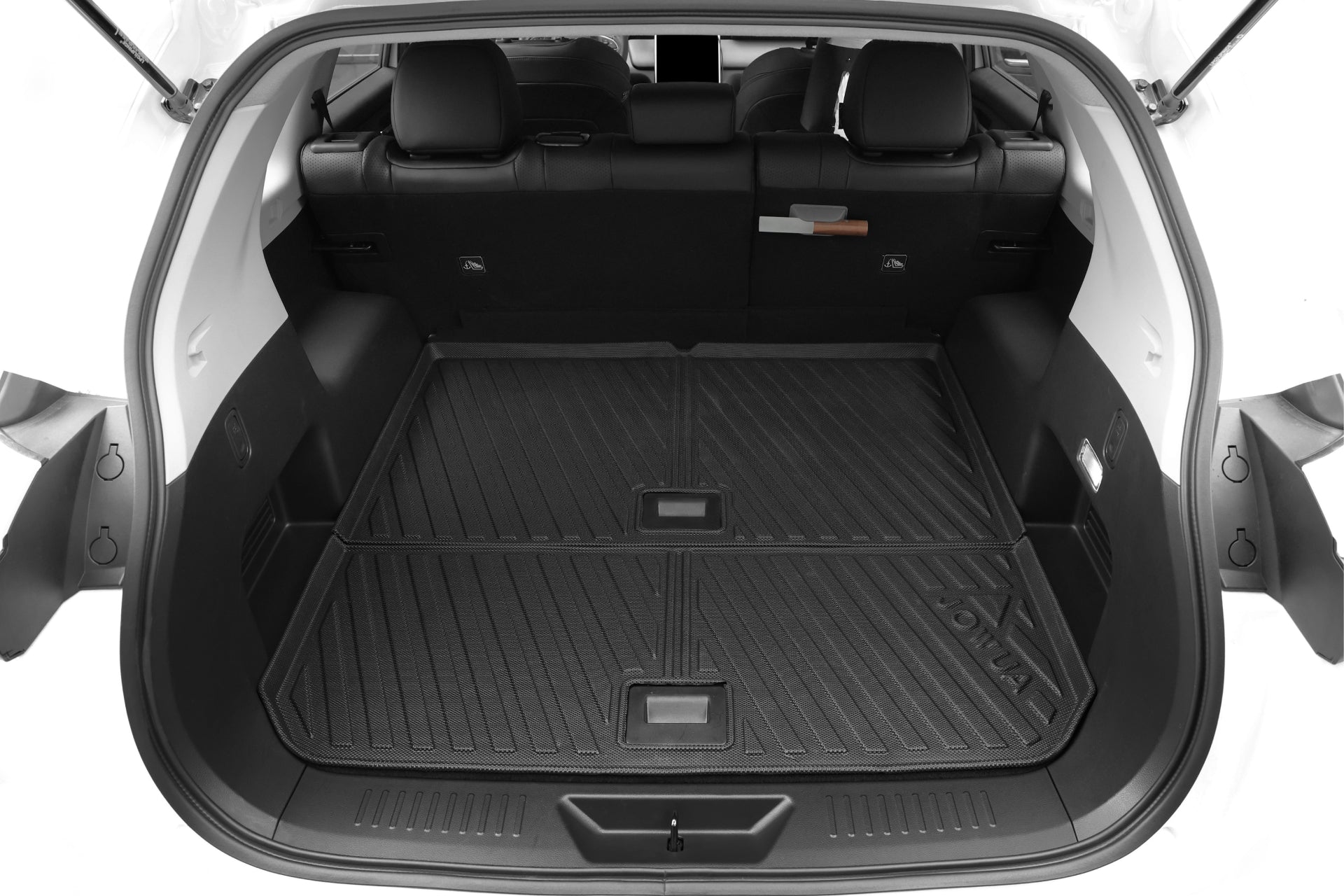 一輛裝有 JOWUA Taiwan 立體防水行李廂墊+椅背墊組合 (LUXGEN n⁷ 5人座) 的汽車的開放式後視圖,顯示出空的行李廂、直立的座椅,以及具有實用防水保護功能的乾淨內裝。.