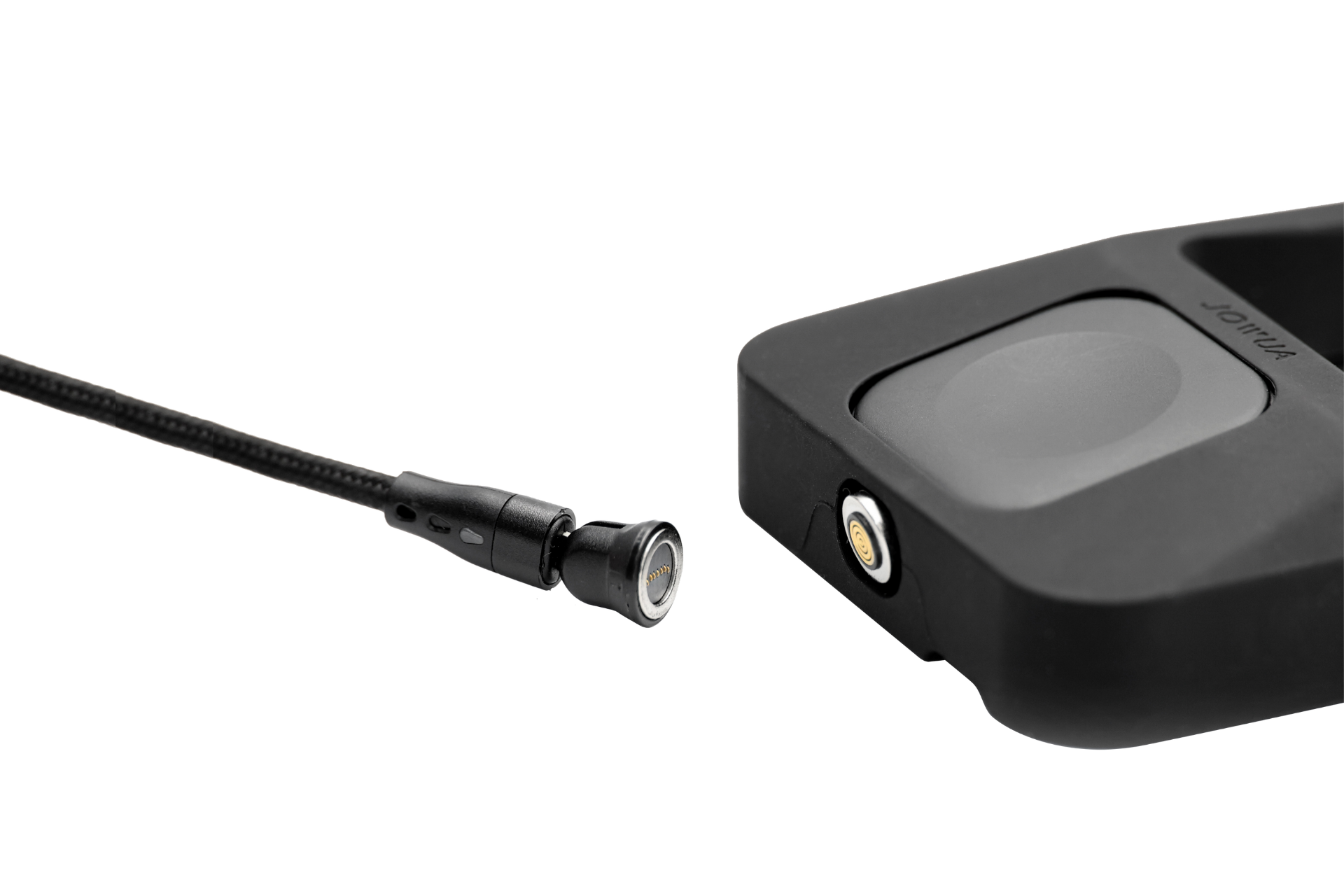 白色背景上裝置充電埠附近 JOWUA 台灣多功能無線充電+Apple Watch 無線充電組合的特寫。.