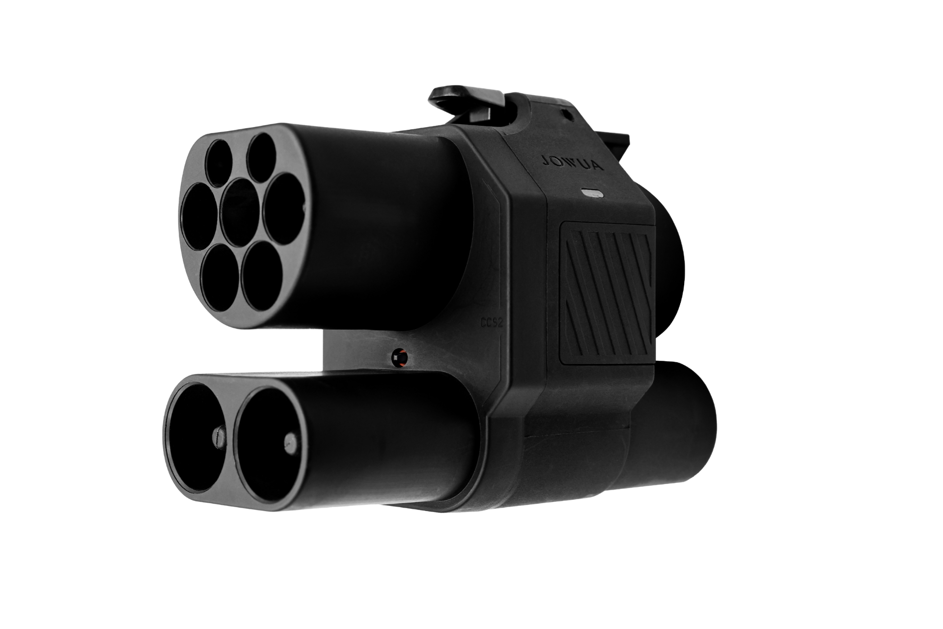 黑色多管裝置的特寫,頂部有六角形圖案,標有“JOWUA台灣”字樣。類似於 CCS2 至 CCS1 DC & AC 快慢充轉接頭的精度,它具有兩個具有多個圓形開口的圓柱形部分。背景是純白色的。.
