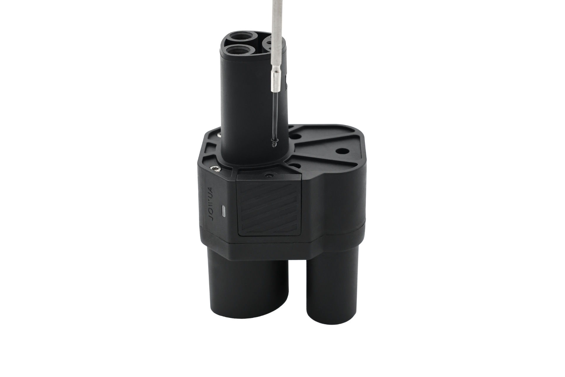 JOWUA 台灣的 CCS2 至 NACS (TPC) 直流轉接頭是一種黑色機械裝置,具有圓柱形組件、數位顯示器、多個部分和頂部的垂直針狀部分。以特斯拉轉接頭為特色,其功能性和堅固的設計表明其可用於工業或技術用途。.