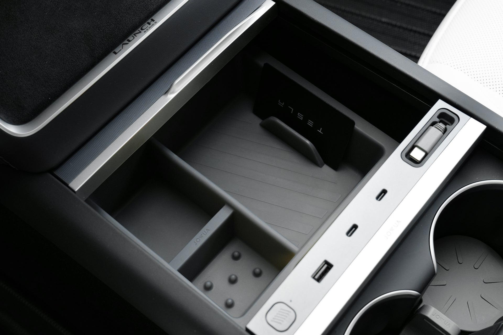 台灣 JOWUA 電墊專案【Model Y 煥新版|交車禮包】中控台特寫-USB 連接埠、無線充電板、水杯架、有條理的收納區,讓您的特斯拉 Model Y 整潔如初,必需品隨手可得。.
