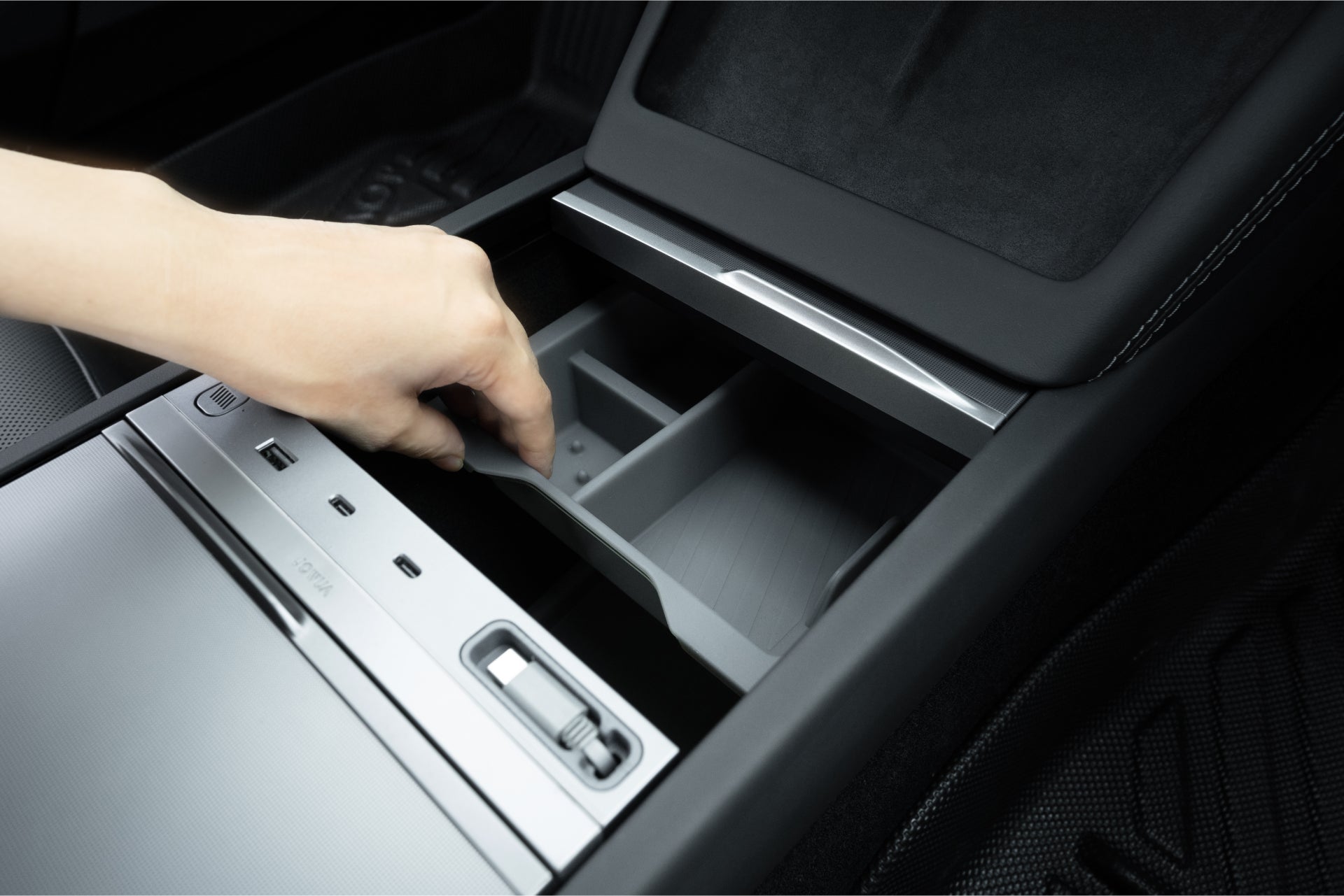 人手整理來自台灣JOWUA的LED中控組合(型號3、2024+煥新版)。它具有多個部分、一個滑蓋和一個帶有按鈕的銀色控制面板,左側有一個轉盤。黑色內表面與矽膠收納細節一起可見,以便更好地組織。.