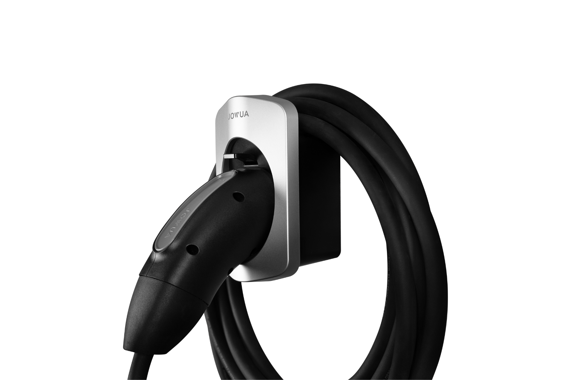 JOWUA 台灣的槍線固定整理器 (CCS2-AC Type-2)+NEMA 14-50 防水插座組合採用黑色電動車充電電纜,具有 IP66 防水等級,盤繞在壁掛式金屬支架上,展示手柄在純黑色背景下顯得尤為突出。.